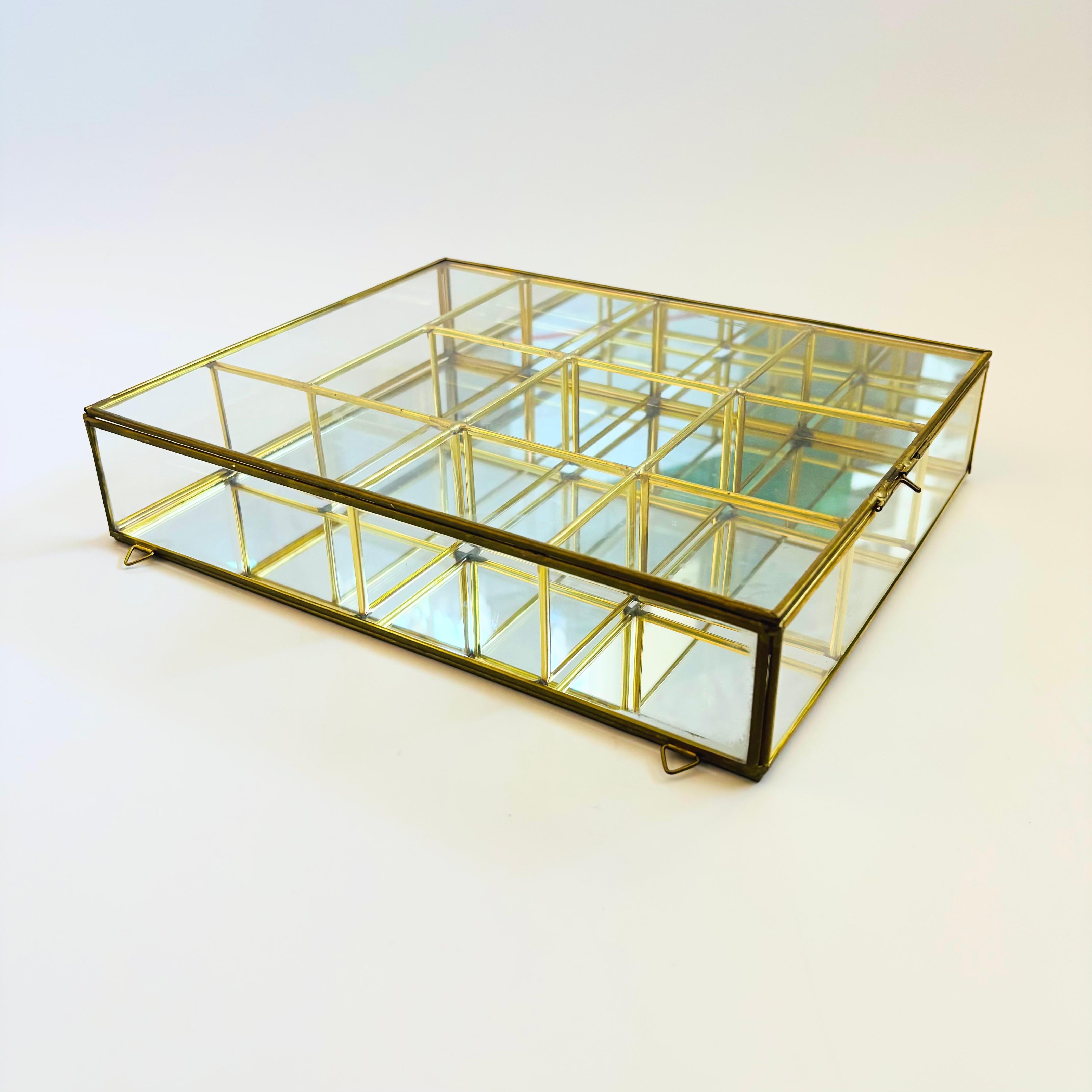 Ottone Vetrina Curio in ottone e vetro in vendita