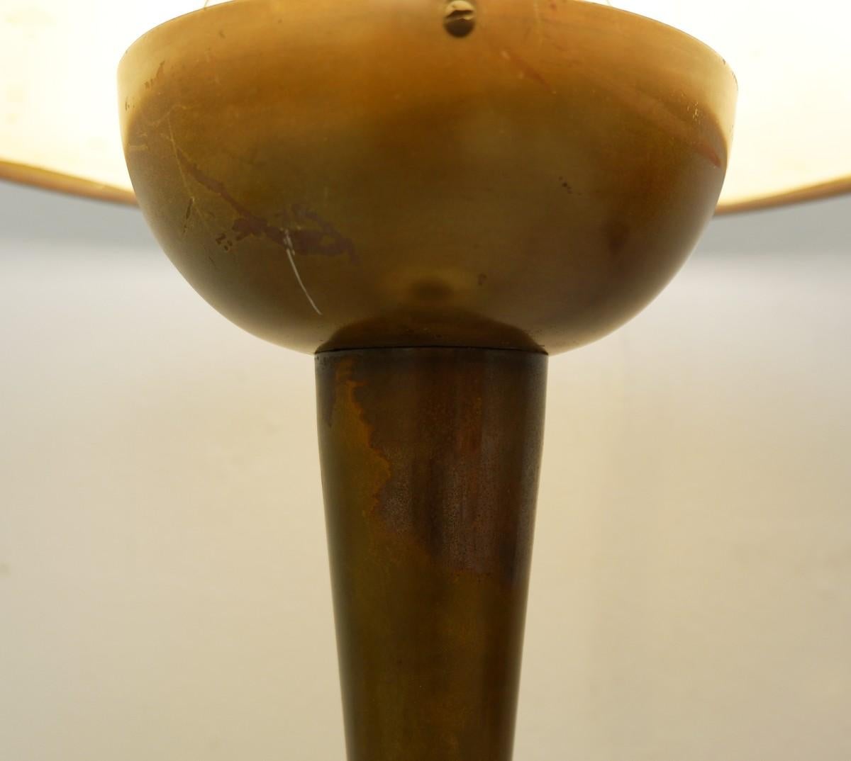 Mid-Century Modern Brass and Glass Desk Lamp in the style of Stilnovo - 1950s For Sale