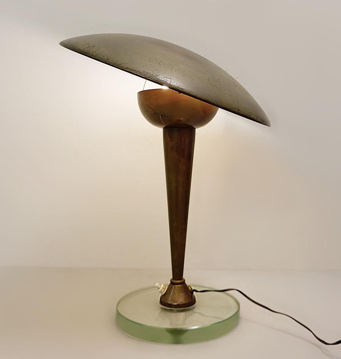 italien Lampe de bureau en laiton et verre dans le style de Stilnovo - années 1950 en vente