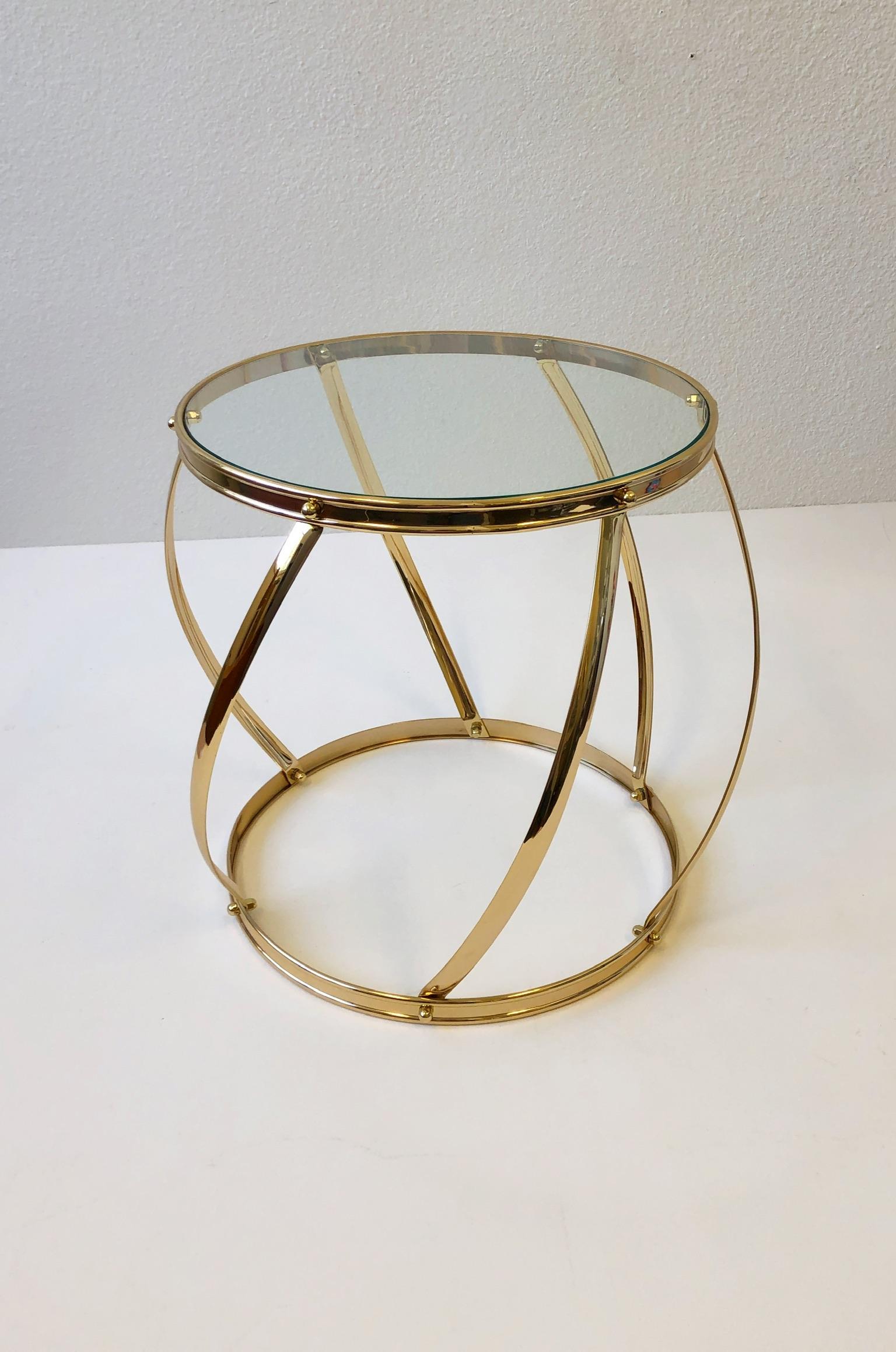 Moderne Table d'appoint à tambour en laiton et verre en vente