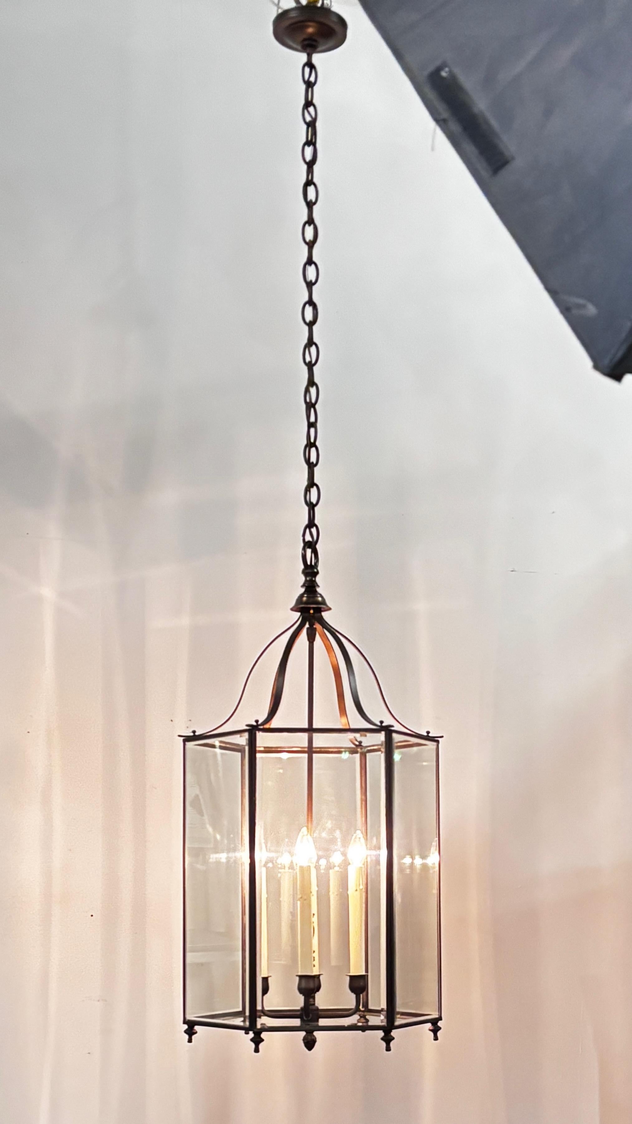 Farol de latón y cristal biselado de calidad. 
Recientemente recableado y listo para instalar.
Admite bombillas del tamaño de una lámpara de araña.
Las medidas de la linterna son 33 pulgadas de alto x 15 pulgadas de ancho.
Excelente estado.
