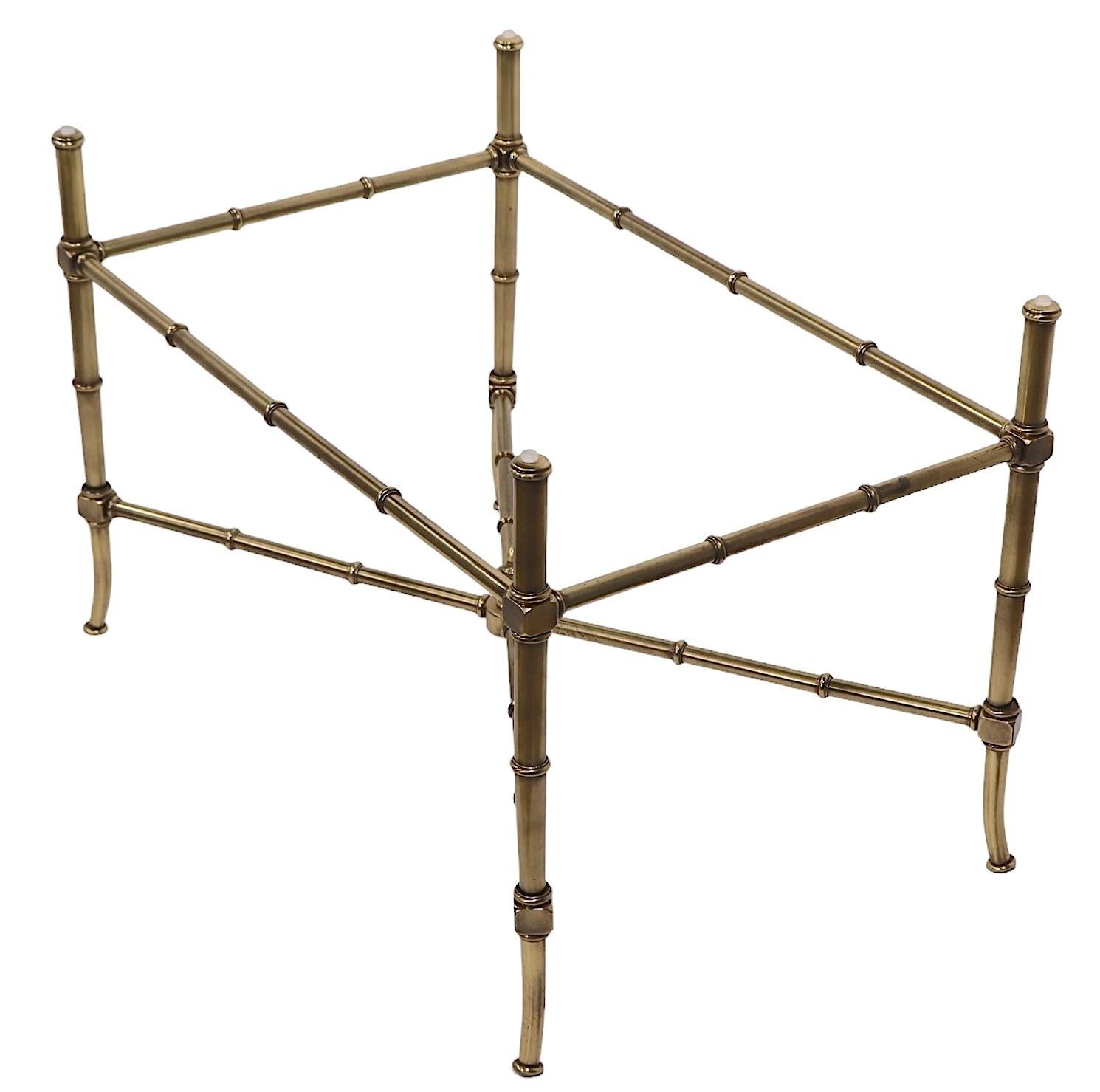 Table basse à plateau en laiton et verre imitation bambou attribuée à Mastercraft en vente 7