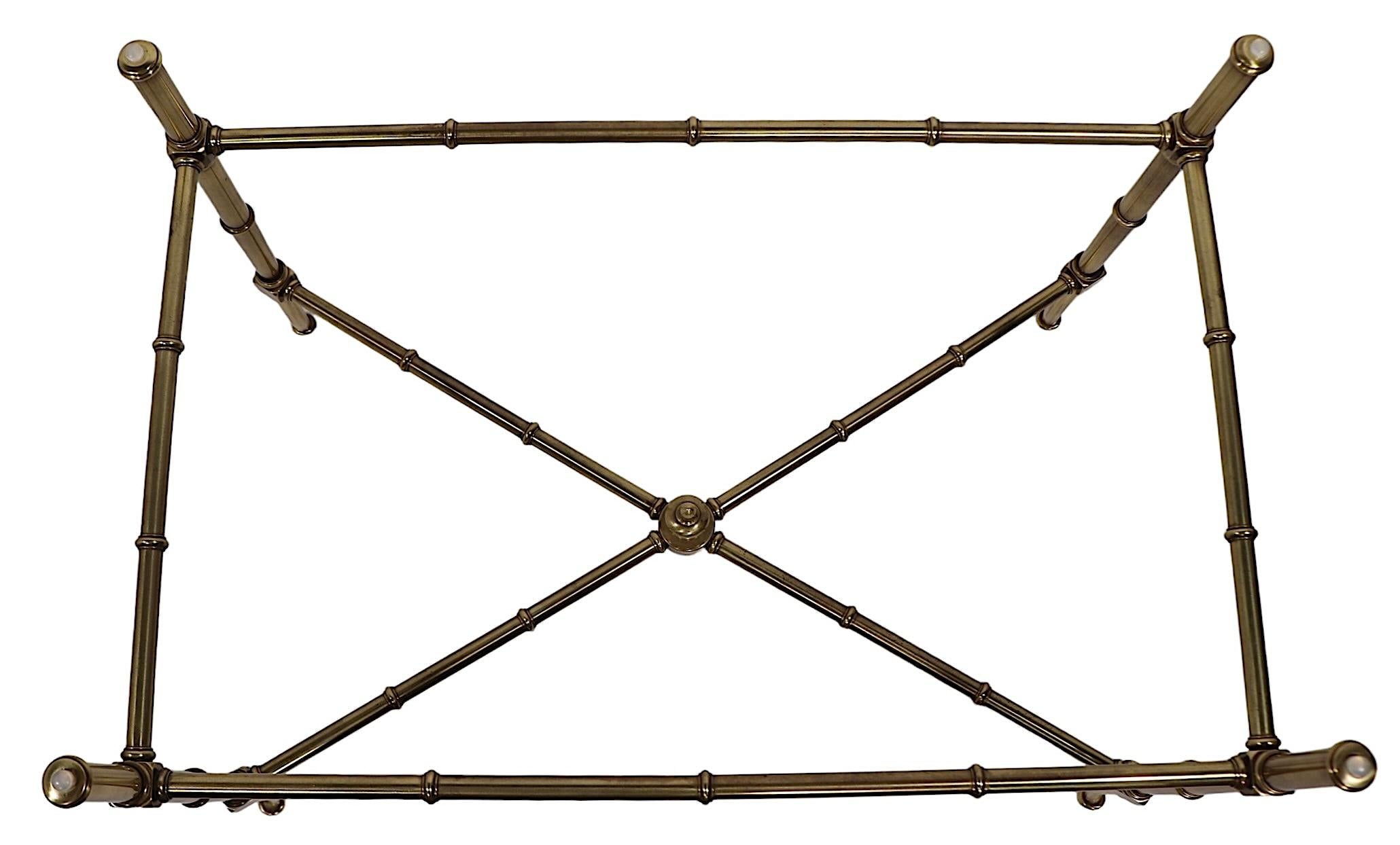 Table basse à plateau en laiton et verre imitation bambou attribuée à Mastercraft en vente 11