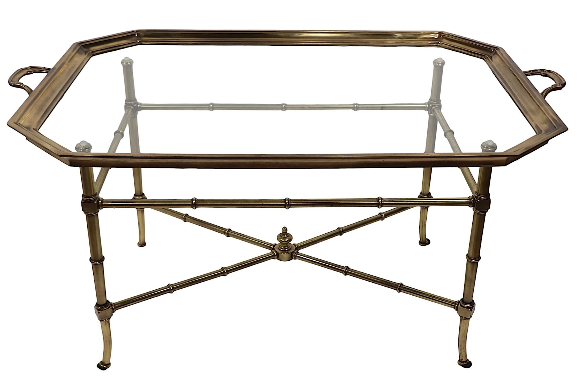 Exceptionnel, chic,  Table basse de style Régence hollywoodienne en laiton et verre, avec une base en faux bambou et un plateau amovible.  plateau supérieur en verre encadré de laiton. Très bien réalisé, artisanat de première qualité, très beau,
