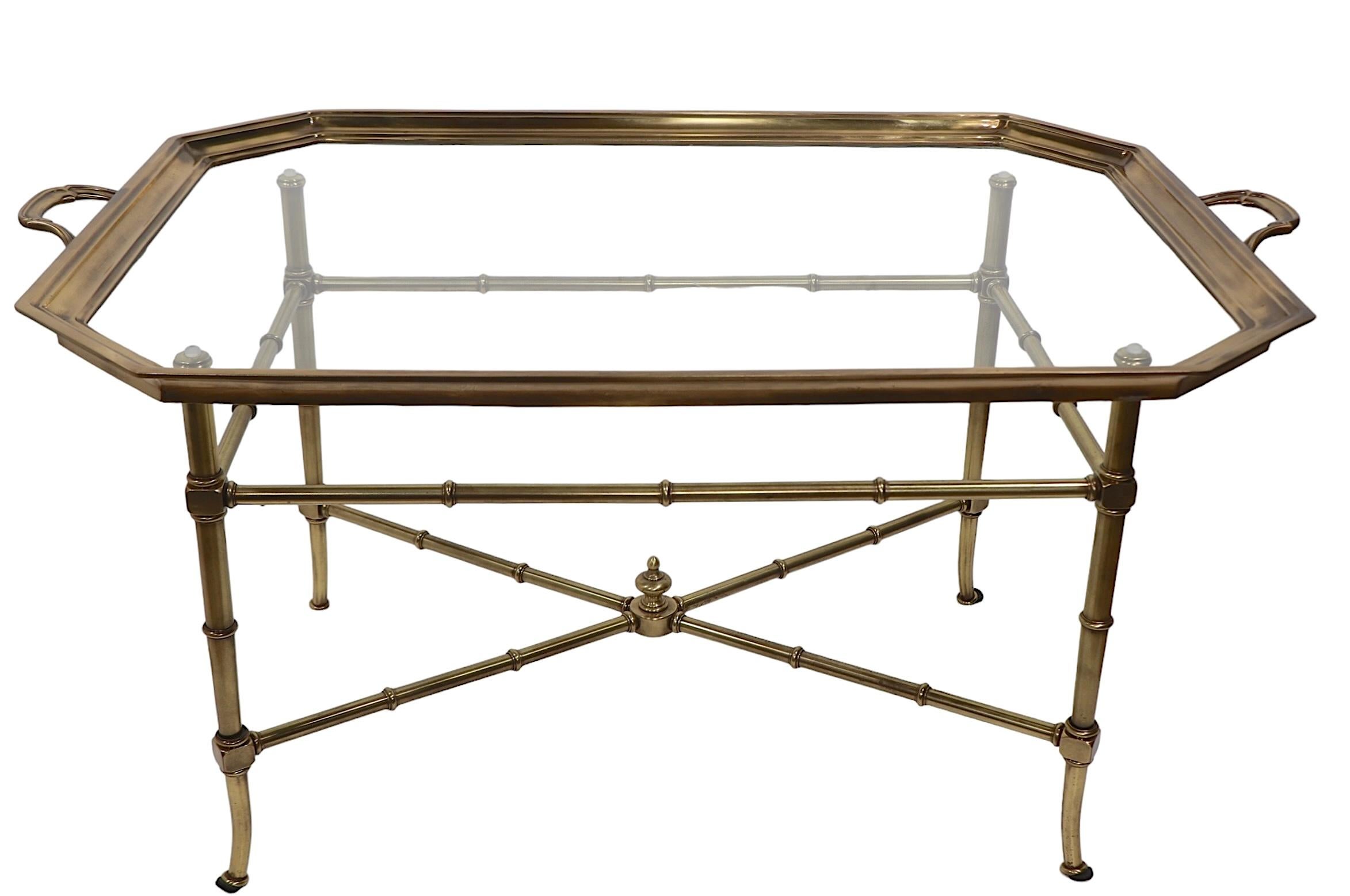 Américain Table basse à plateau en laiton et verre imitation bambou attribuée à Mastercraft en vente