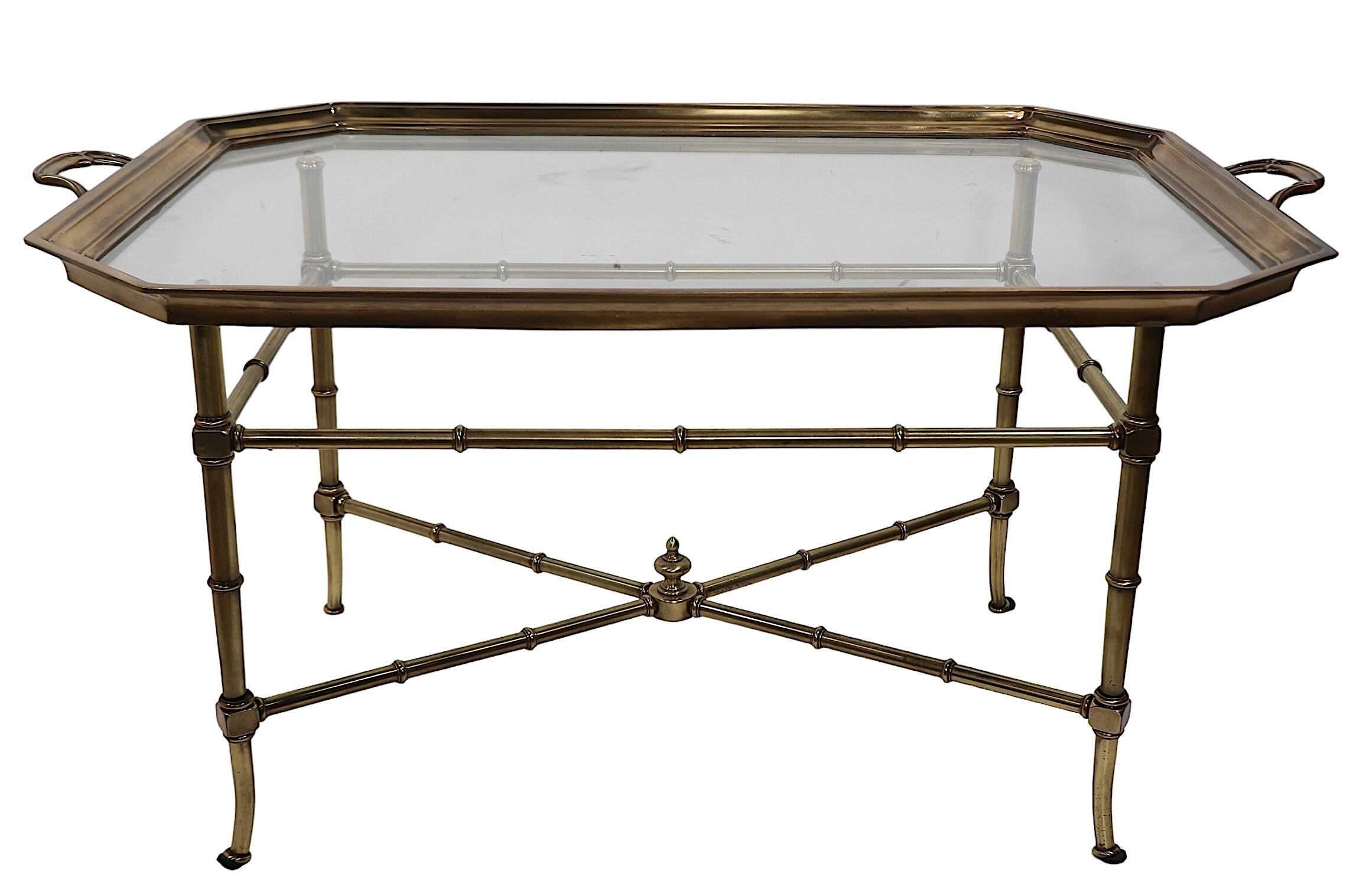 Table basse à plateau en laiton et verre imitation bambou attribuée à Mastercraft Bon état - En vente à New York, NY