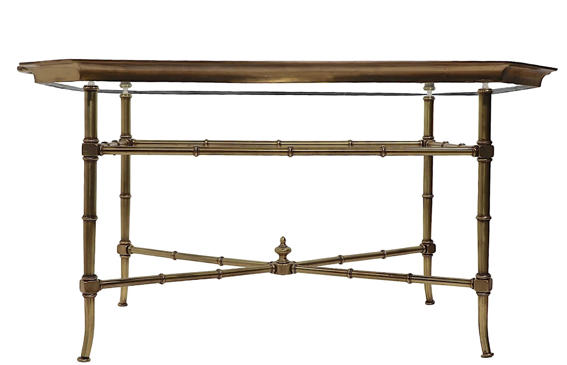Laiton Table basse à plateau en laiton et verre imitation bambou attribuée à Mastercraft en vente