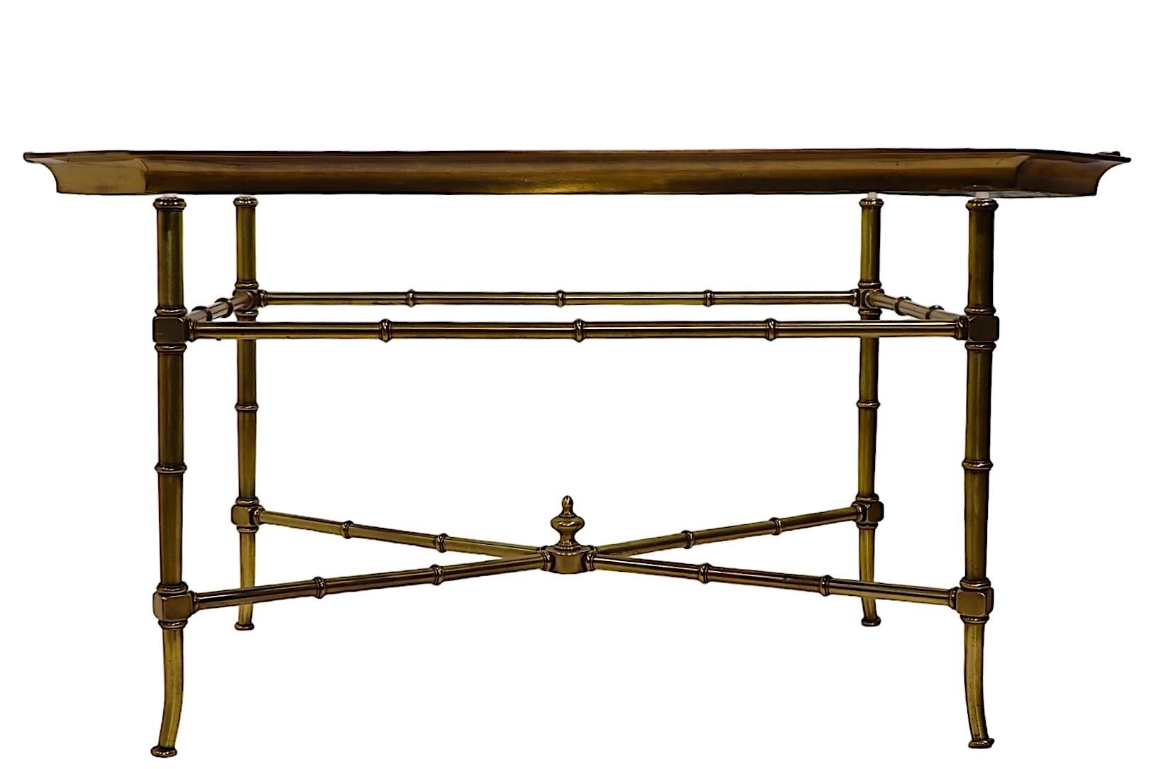 Table basse à plateau en laiton et verre imitation bambou attribuée à Mastercraft en vente 1