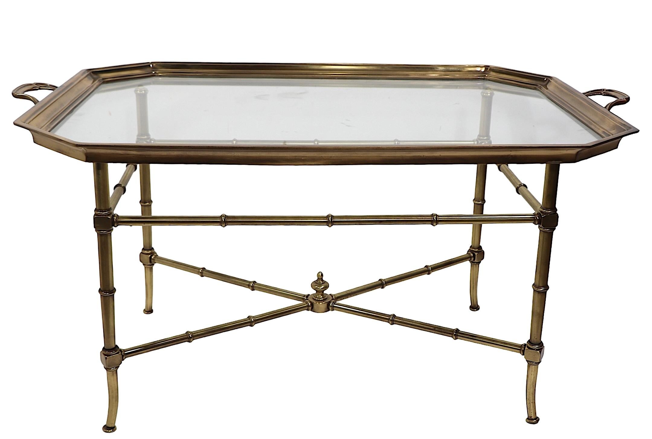 Table basse à plateau en laiton et verre imitation bambou attribuée à Mastercraft en vente 2