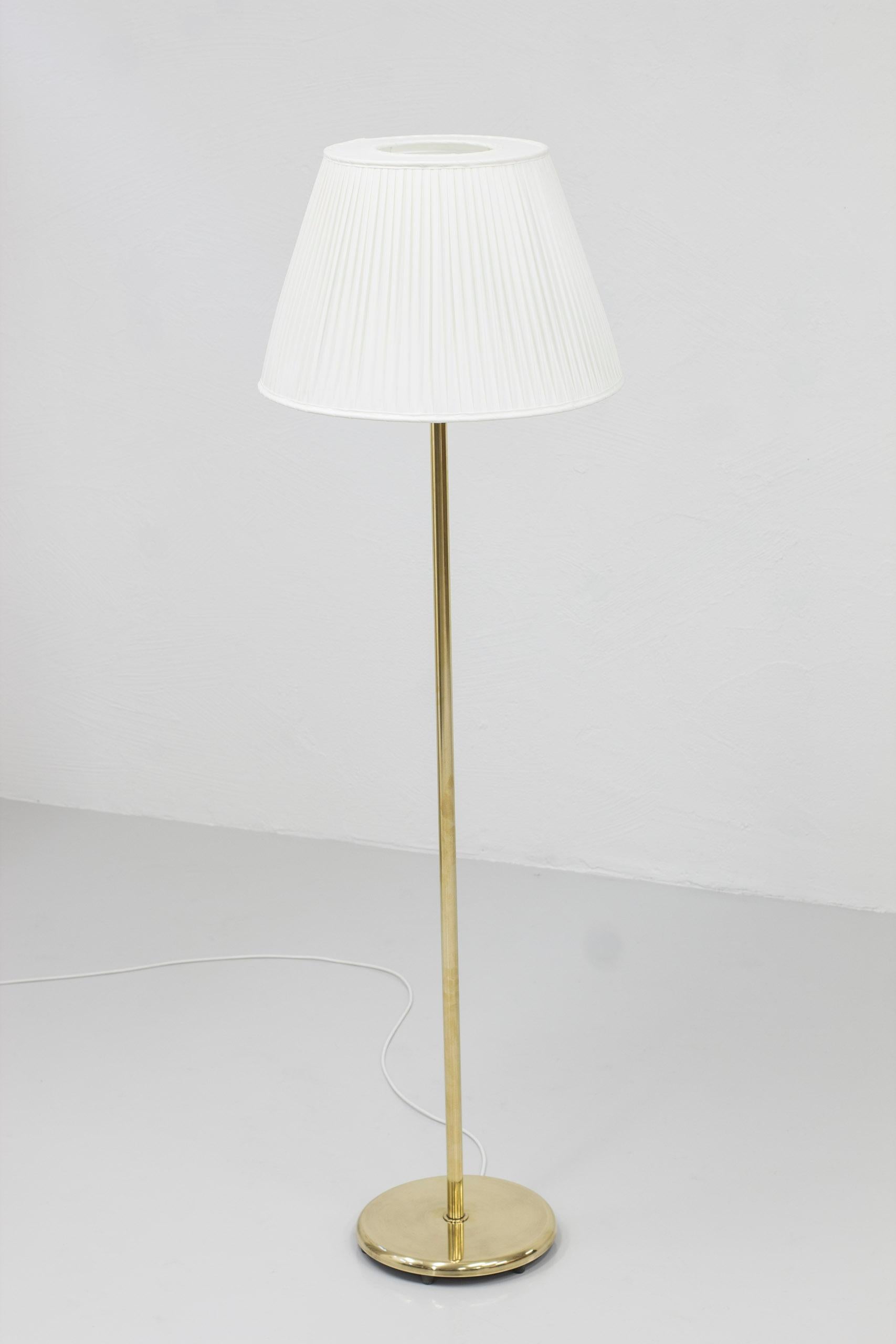 Scandinavian Modern Brass and Glass Floor Lamp 15193 by Harald Notini, Böhlmarks, Sweden For Sale