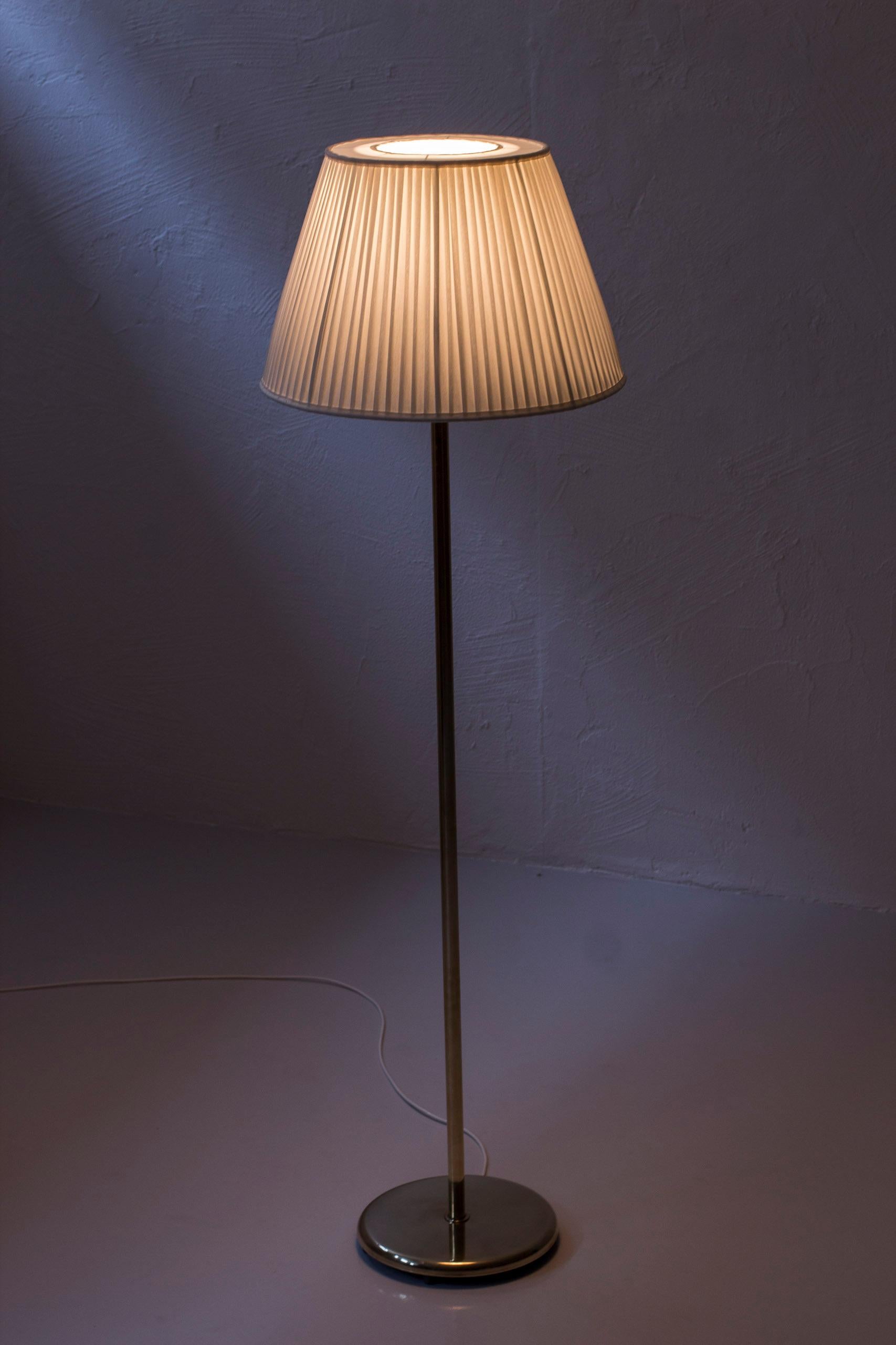 Brass and Glass Floor Lamp 15193 by Harald Notini, Böhlmarks, Sweden In Good Condition For Sale In Hägersten, SE