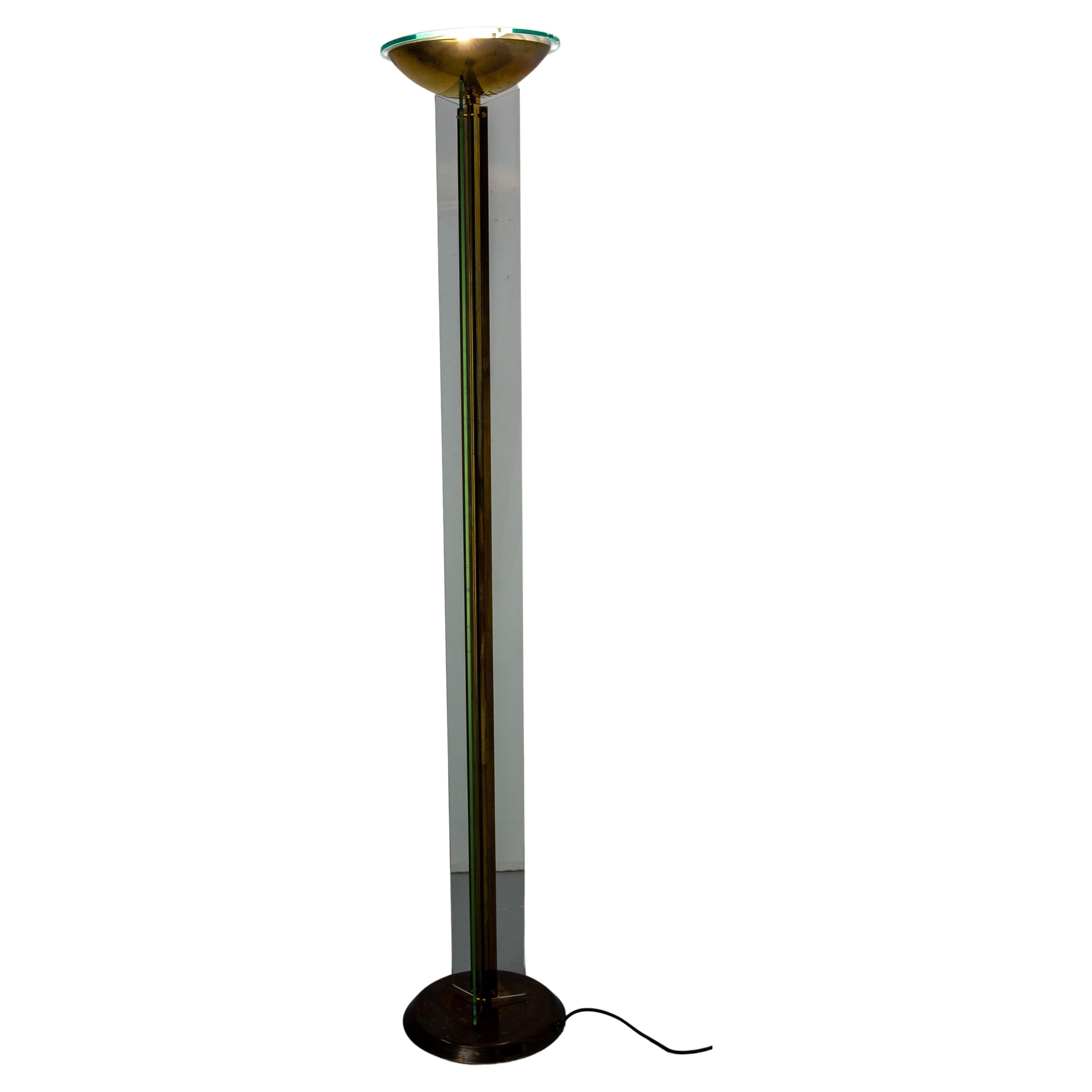 Brass and glass light floor lamp French midcentury, circa 1980
Good vintage condition with signs of use which give nice patine to the lamp.
Three panels of glass surround the foot.
This can be re-wired and tested to USA or European and UK