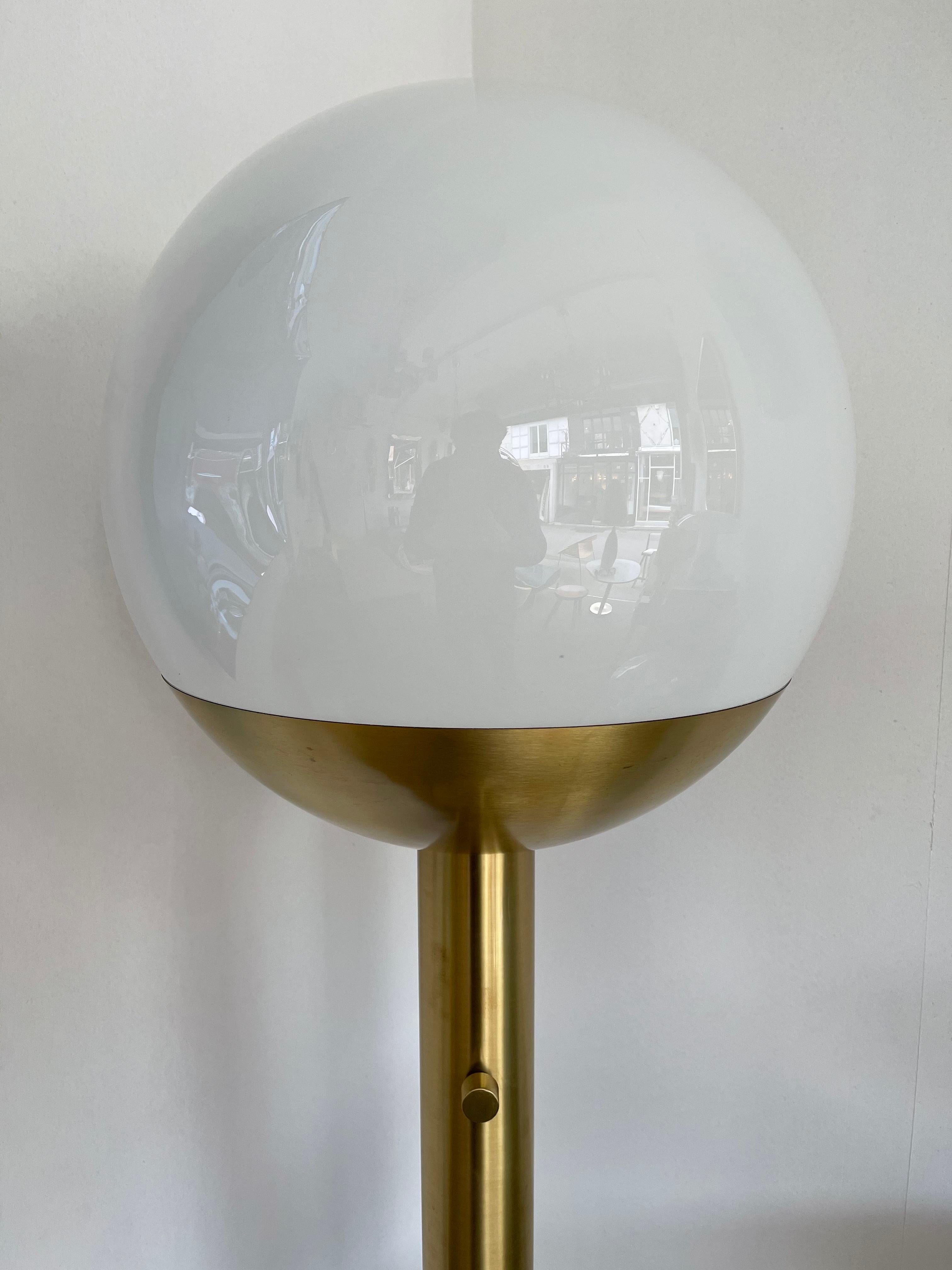 Tall brass and Murano opaline glass ball floor lamp model P428 by Pia Guidetti Crippa for the editor LUCI Illuminazione di interni. Famous design like Sciolari, Reggiani, Willy Rizzo, Stilux, Lumi, Arteluce, Stilnovo.