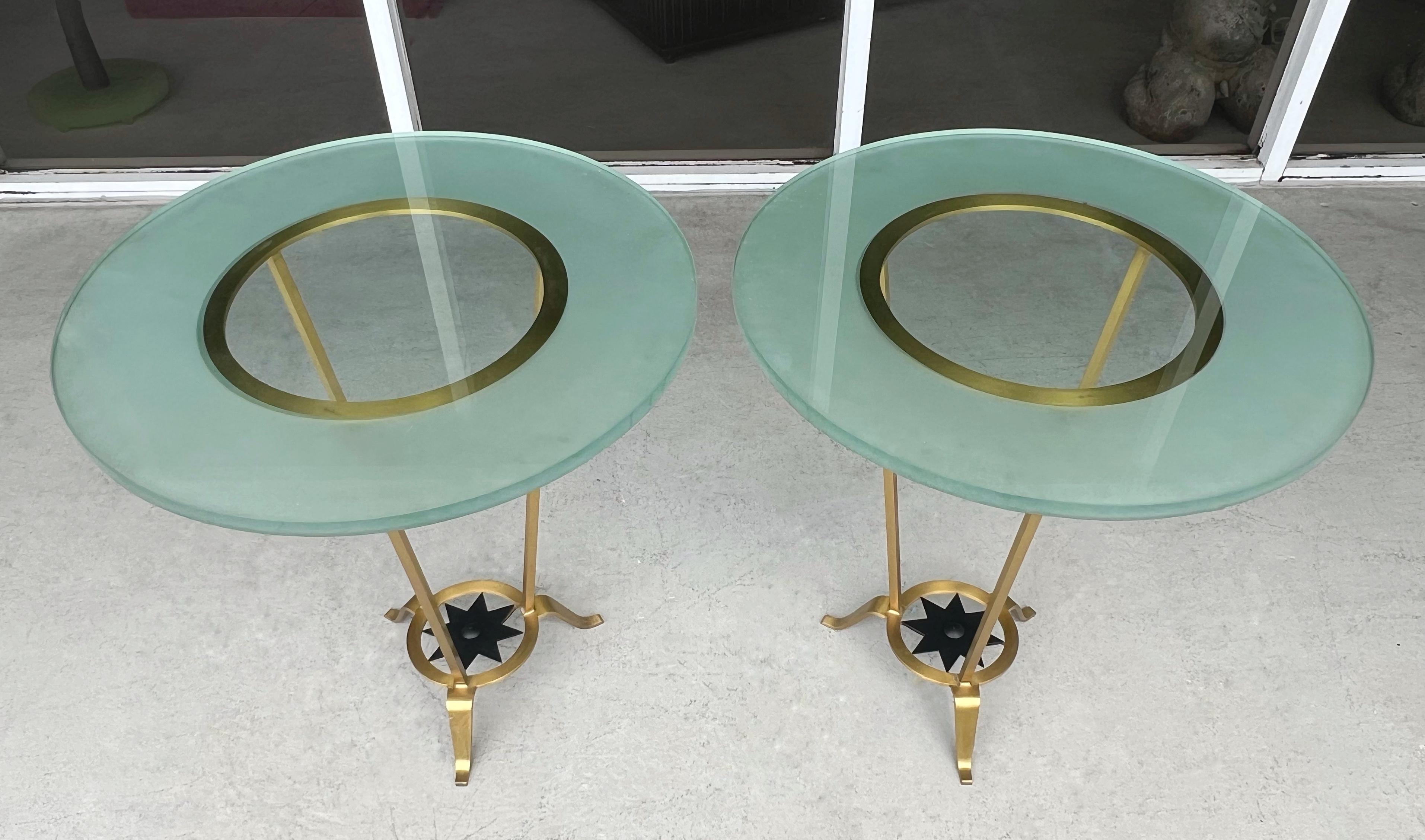Mesa Auxiliar Gueridón Francesa Estilo Arbus de Latón y Cristal Francés en venta