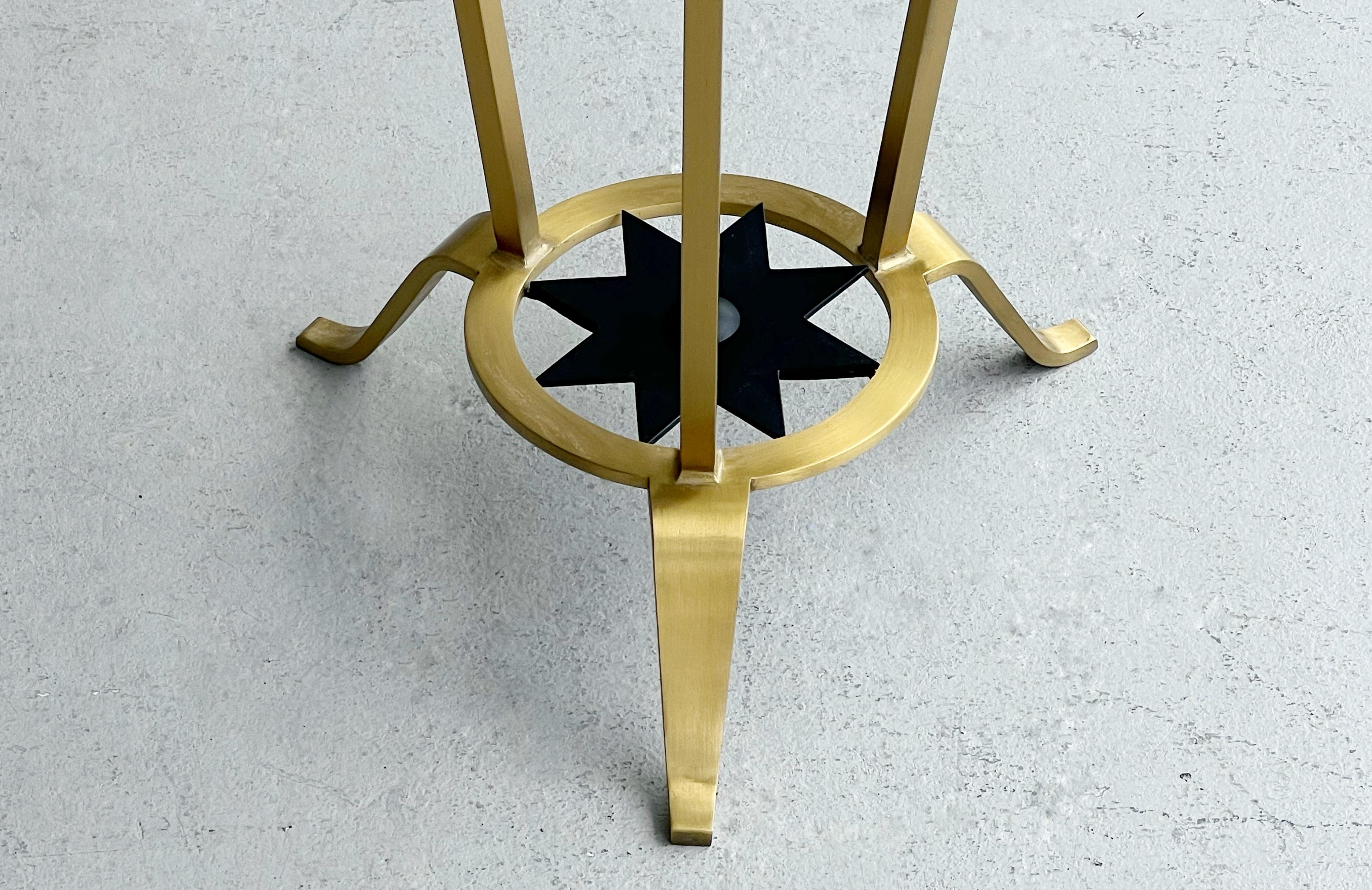 Mesa Auxiliar Gueridón Francesa Estilo Arbus de Latón y Cristal en venta 1
