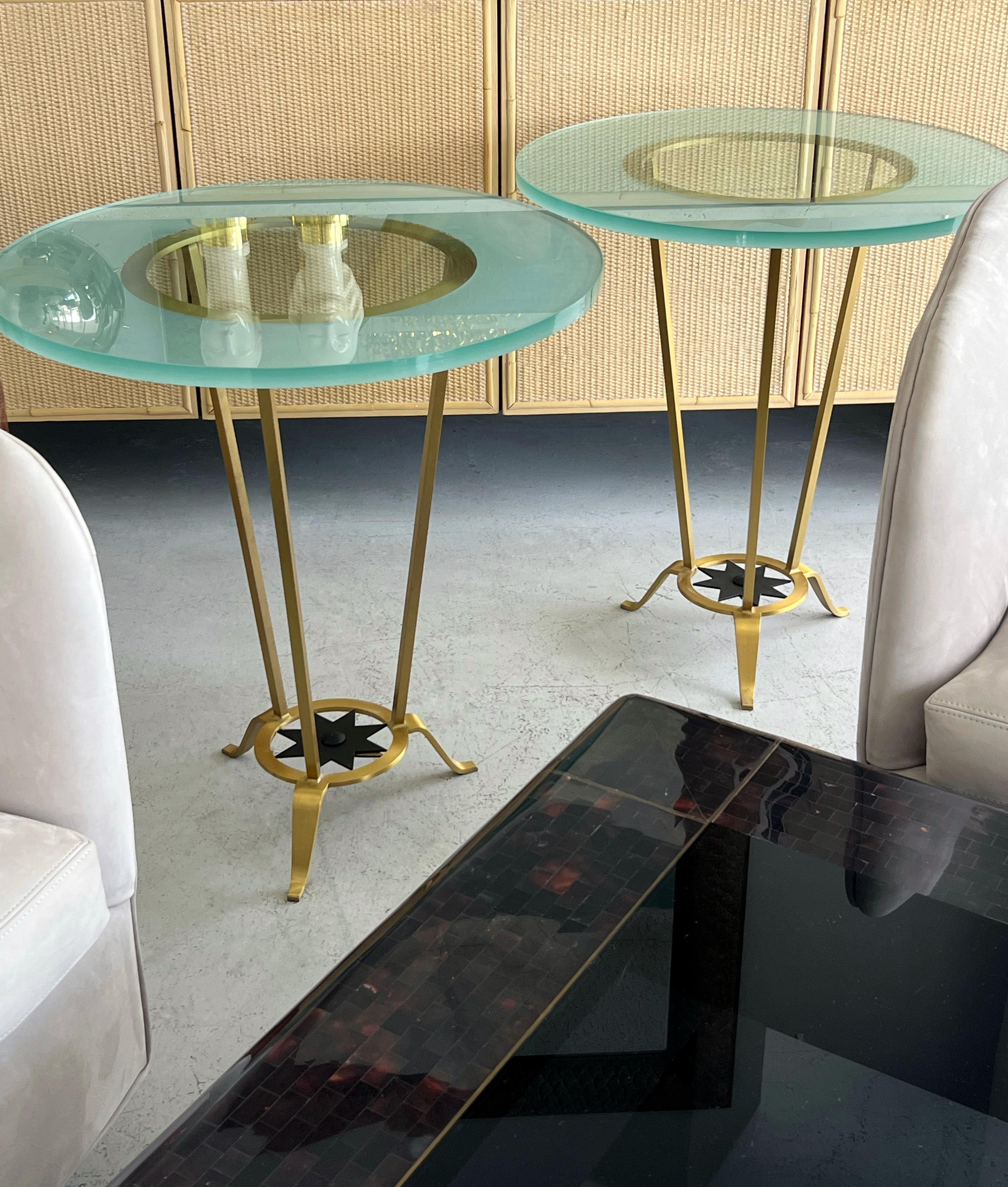 Mesa Auxiliar Gueridón Francesa Estilo Arbus de Latón y Cristal en venta 3
