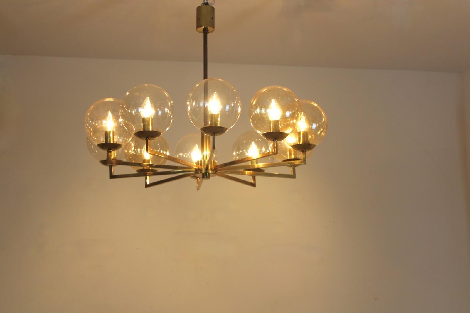 Enhance your space with this elegant mid-century modern chandelier made by Kaiser Leuchten, a renowned German lighting manufacturer celebrated for its clean-lined, modernist forms. Made in the 1960s, this ten-light chandelier features a striking