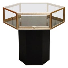 Table centrale de vitrine hexagonale en laiton et verre:: circa 1970