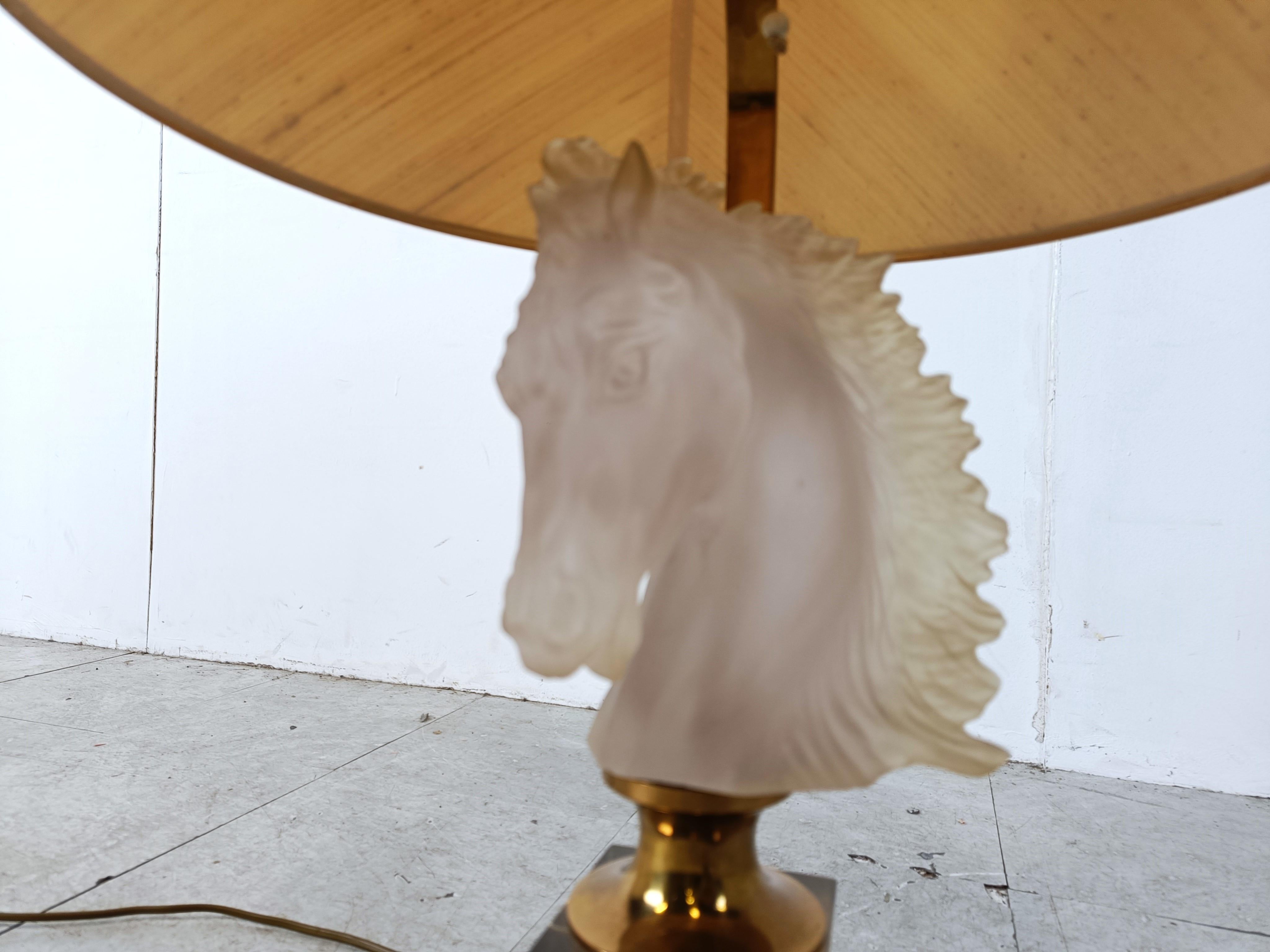 Lampe de table à tête de cheval en laiton et verre, France, années 1970 Excellent état - En vente à HEVERLEE, BE