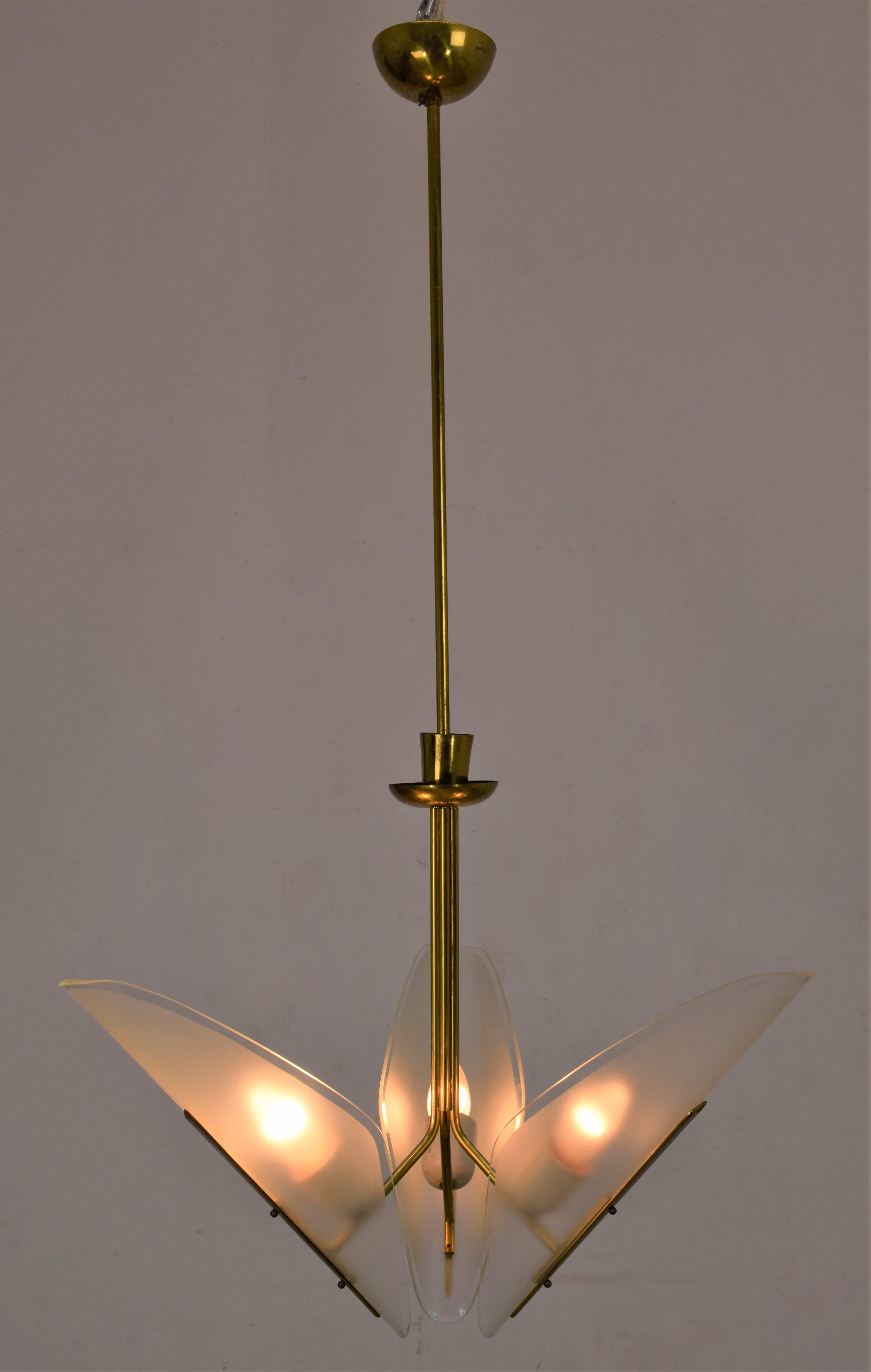Brass and glass Italian chandelier, 1950s.
Dimensions: H= 100cm; D= 50; Glass 38,5x11,5x8 (cm).