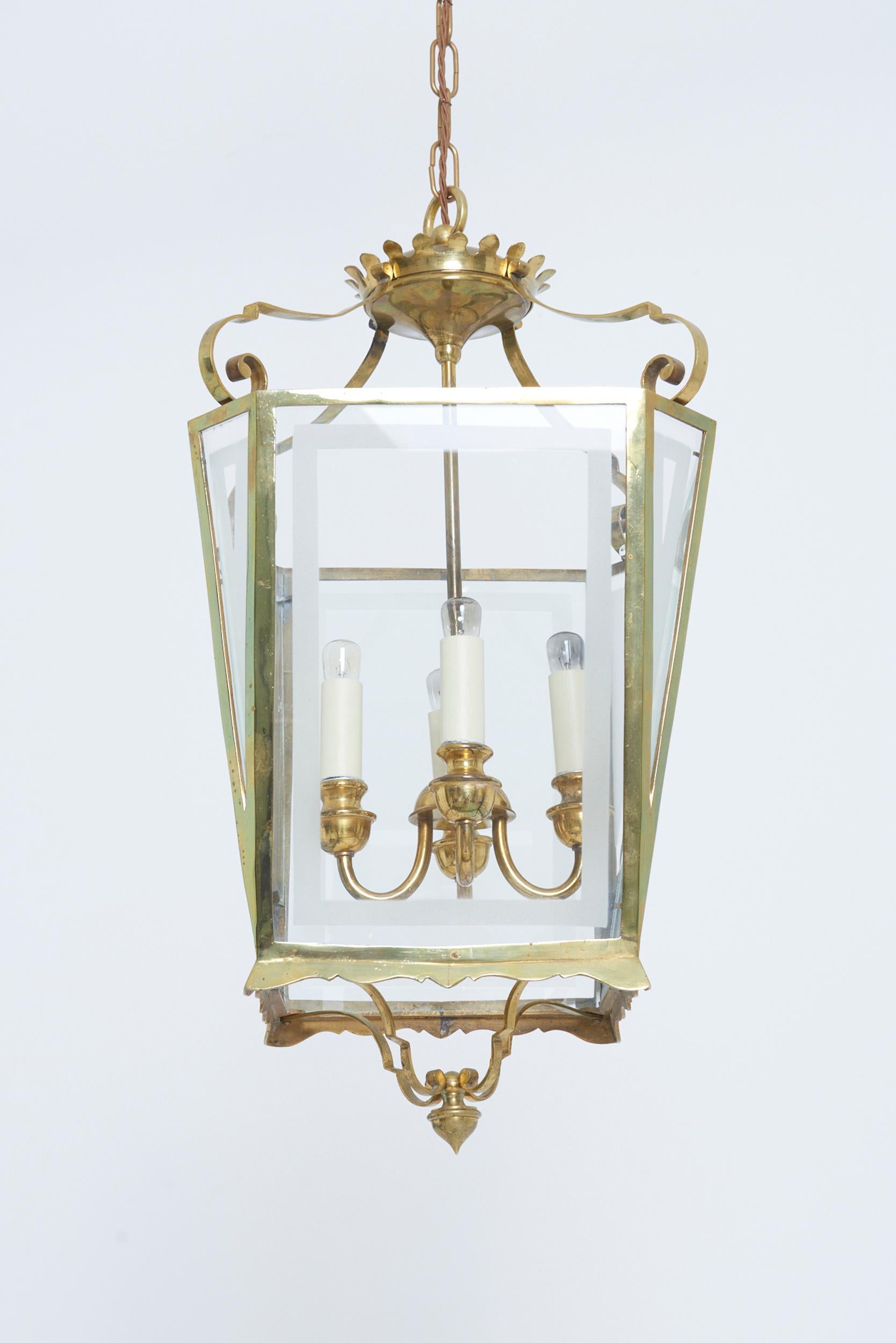 Eine Laterne aus Messing und Glas
Frankreich, ca. 1950
65 cm hoch x 35 cm breit x 35 cm tief plus Kette auf die gewünschte Höhe