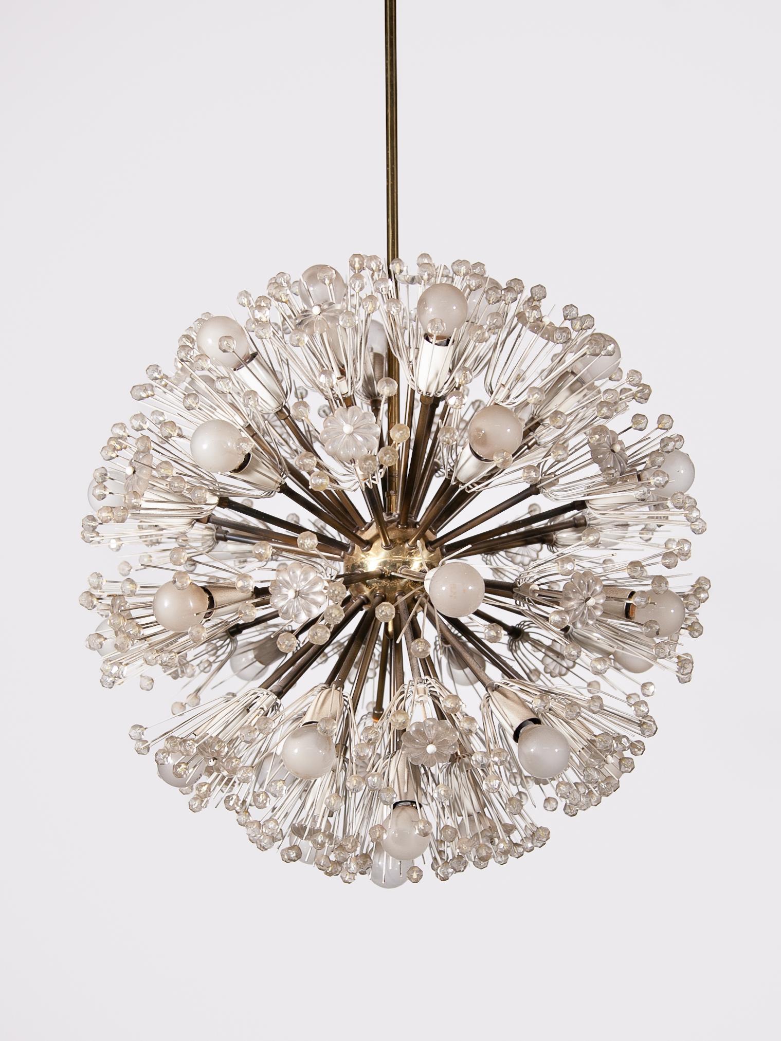 Gran lámpara de araña de 80 cm de ancho Emil Stejnar para Rupert Nikoll de los años 50 en excelente estado el latón tiene un bonito dolor e durante los años en contraste de las flores de cristal claro