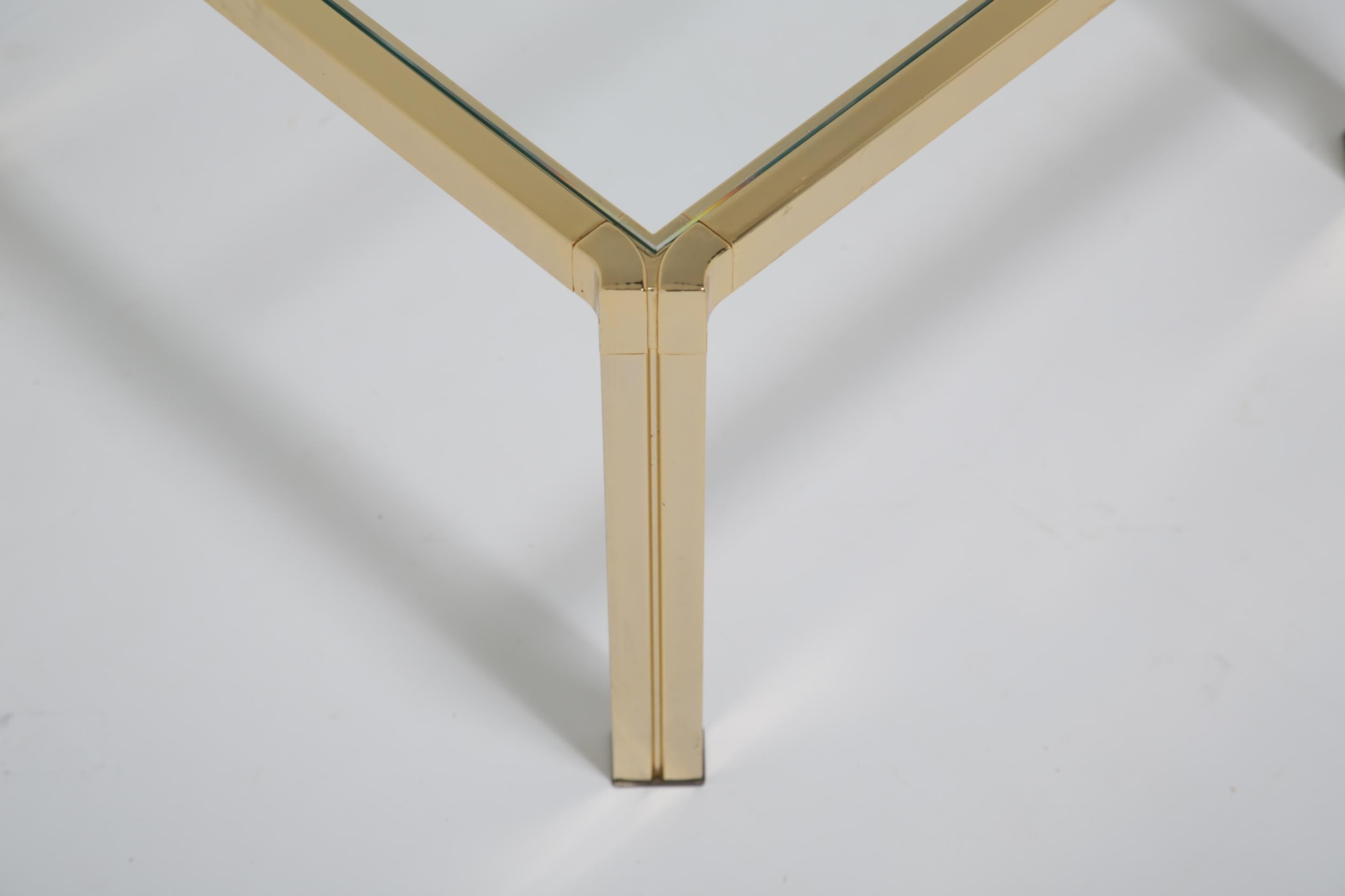 Tavolini in ottone e vetro del Medioevo Tavolino da tavolo Tavolino da lampada Pinch Design in vendita 3