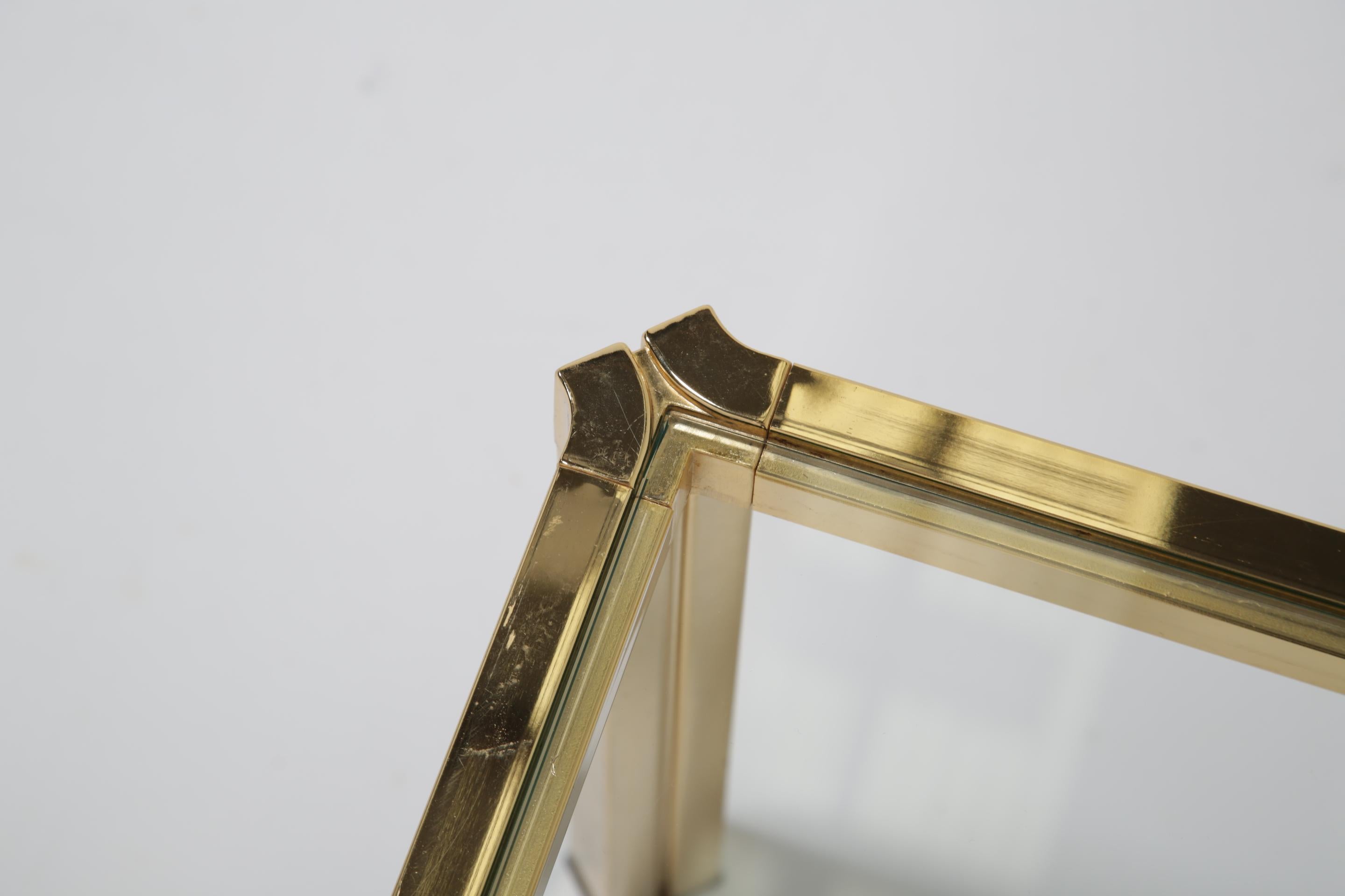 Tavolini in ottone e vetro del Medioevo Tavolino da tavolo Tavolino da lampada Pinch Design in vendita 4