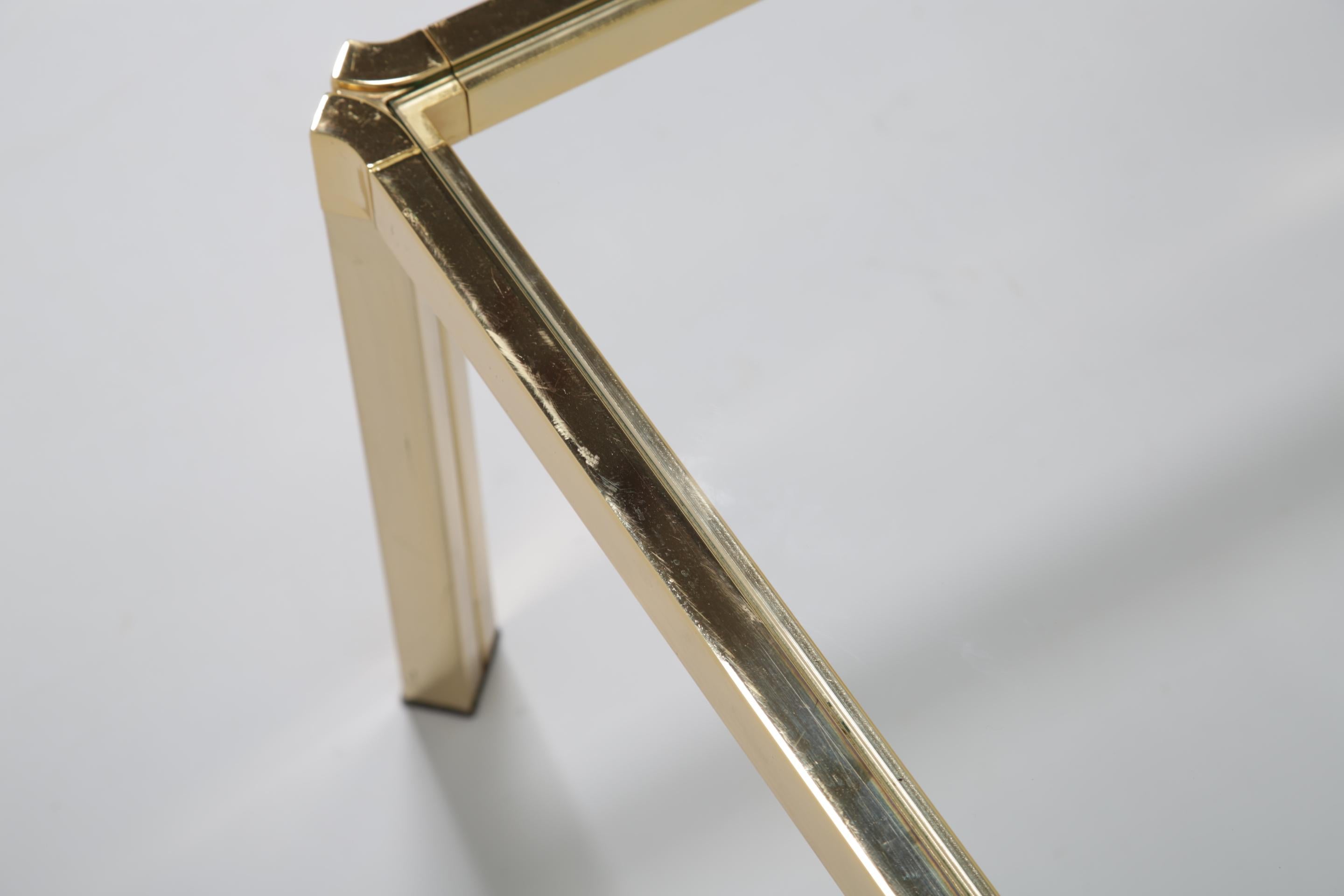 Tavolini in ottone e vetro del Medioevo Tavolino da tavolo Tavolino da lampada Pinch Design in vendita 5