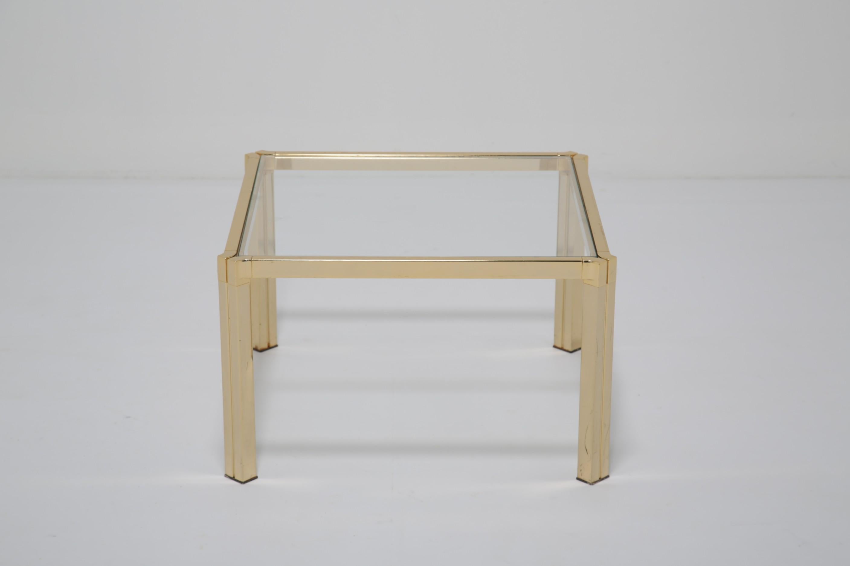 Tavolini in ottone e vetro del Medioevo Tavolino da tavolo Tavolino da lampada Pinch Design in vendita 7