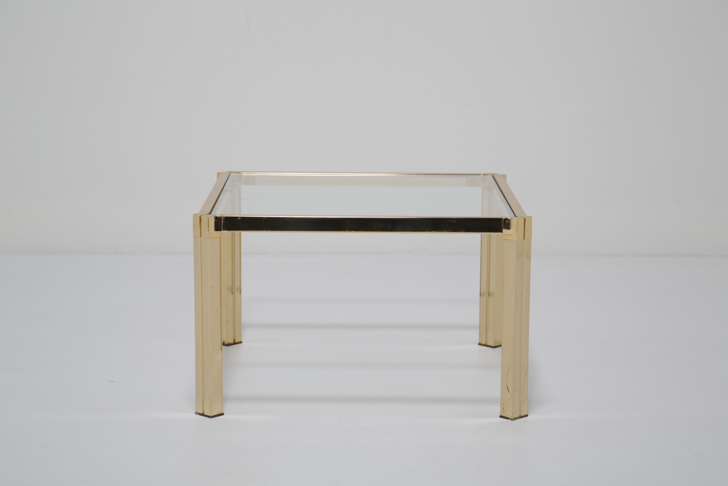 Tavolini in ottone e vetro del Medioevo Tavolino da tavolo Tavolino da lampada Pinch Design in vendita 8