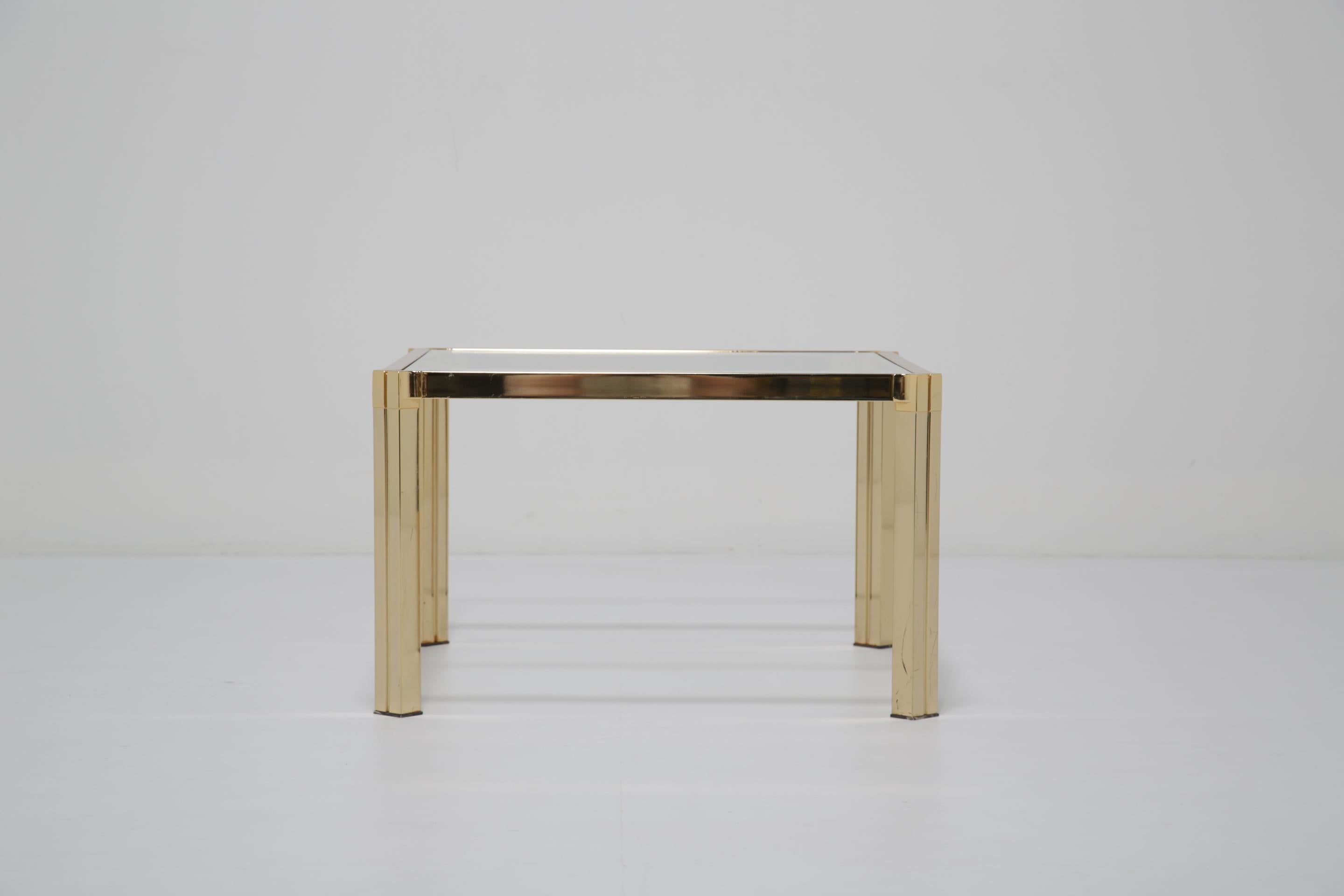 Tavolini in ottone e vetro del Medioevo Tavolino da tavolo Tavolino da lampada Pinch Design in vendita 9