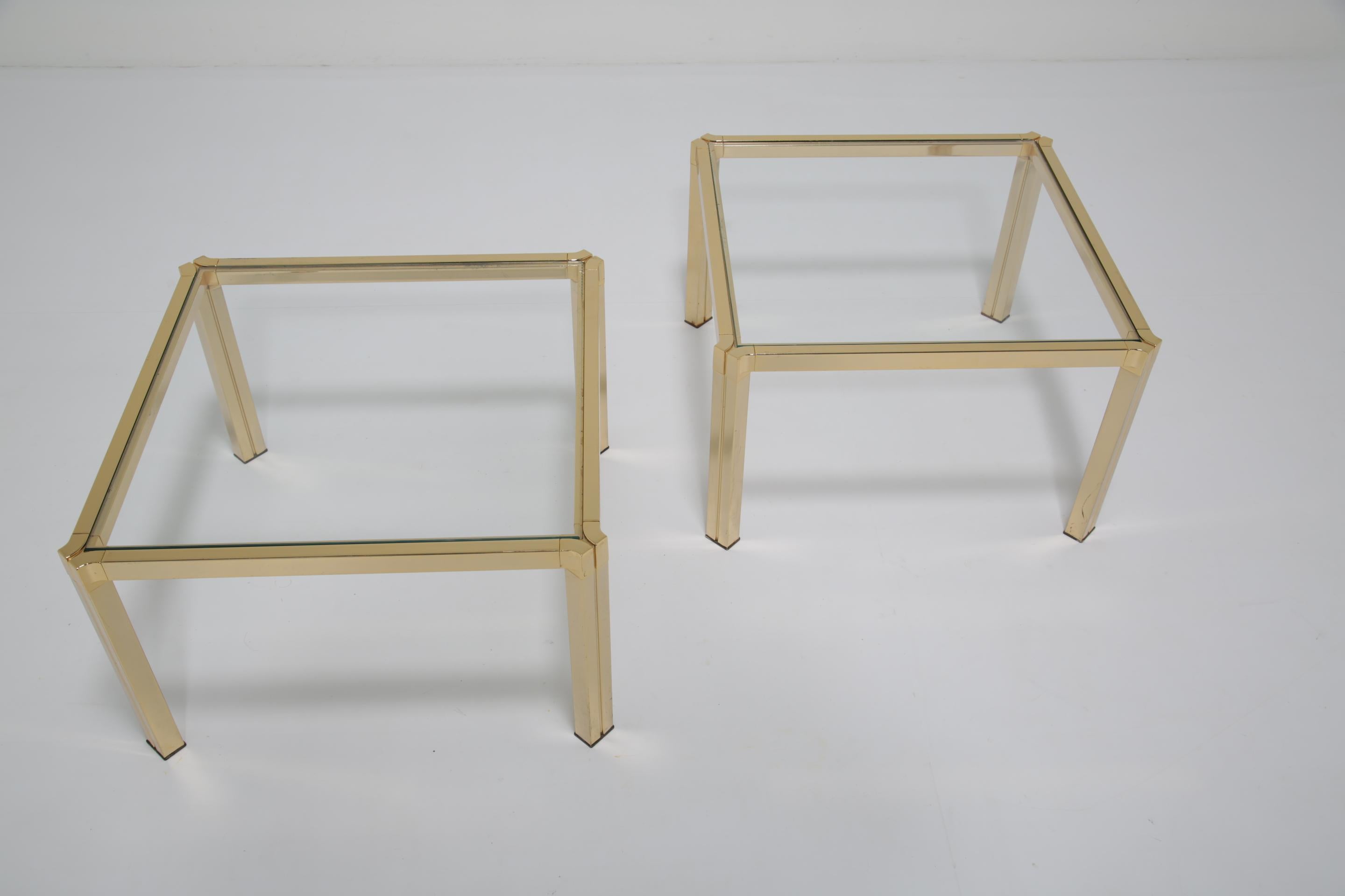 Italiano Tavolini in ottone e vetro del Medioevo Tavolino da tavolo Tavolino da lampada Pinch Design in vendita