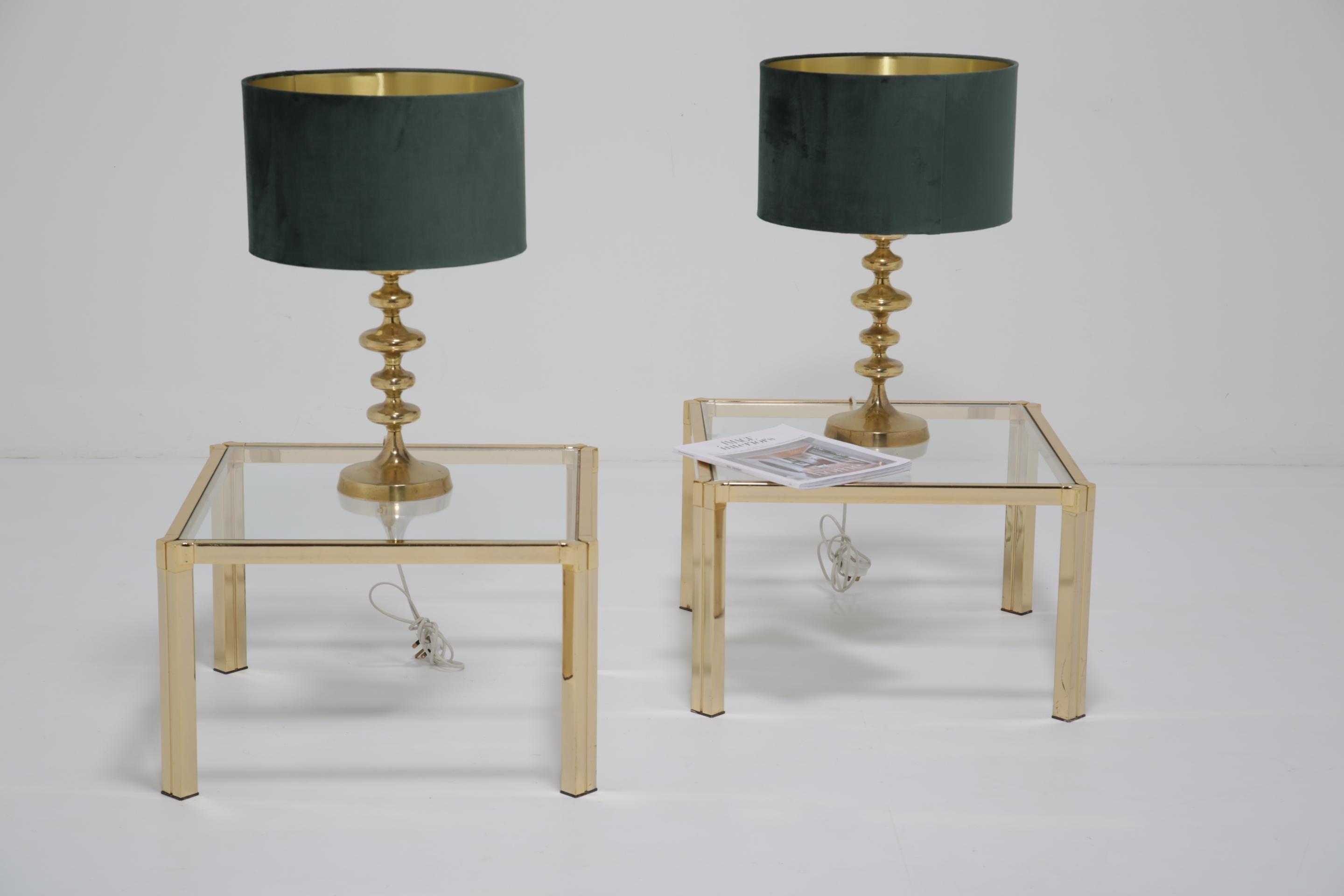 XX secolo Tavolini in ottone e vetro del Medioevo Tavolino da tavolo Tavolino da lampada Pinch Design in vendita
