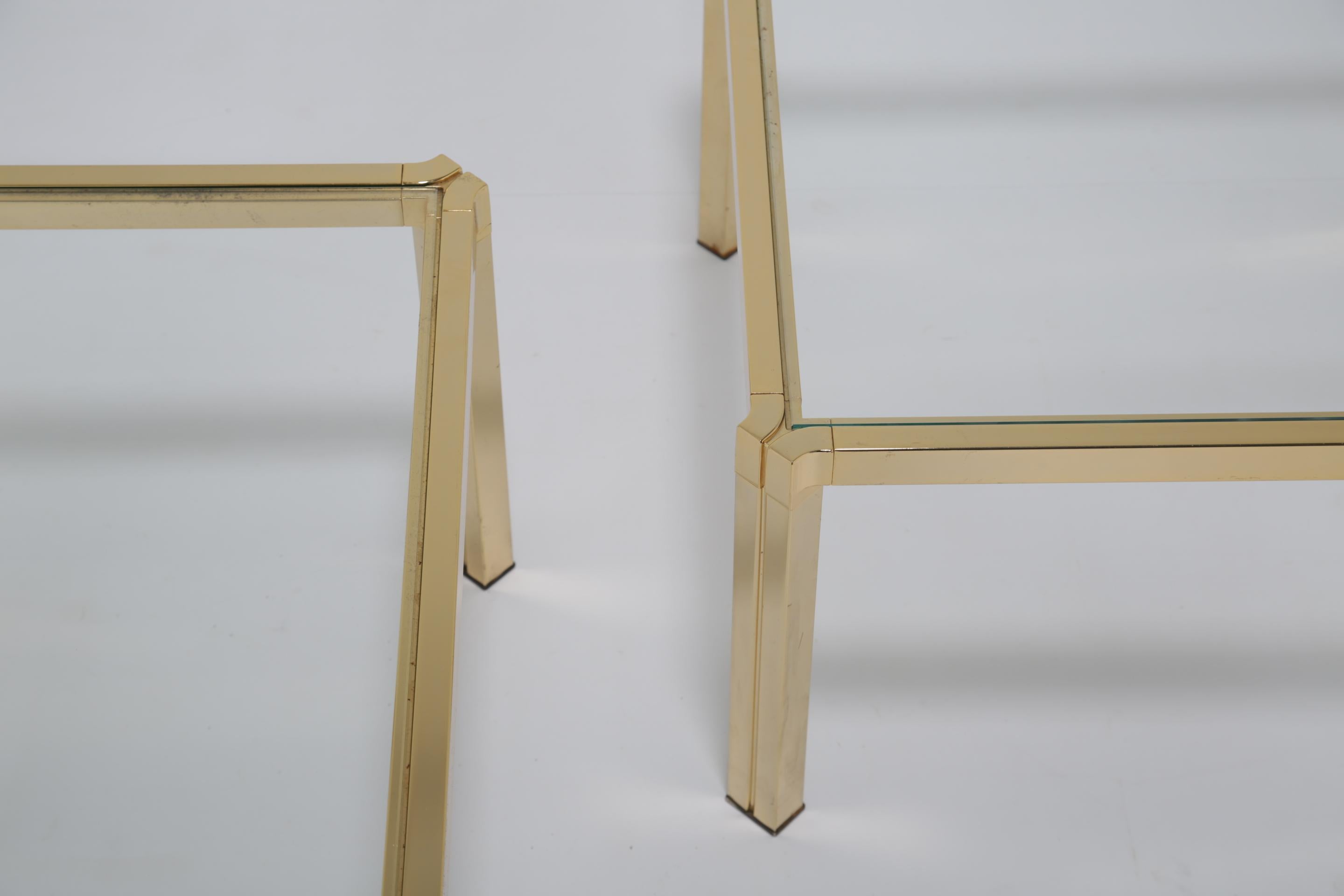 Tavolini in ottone e vetro del Medioevo Tavolino da tavolo Tavolino da lampada Pinch Design in vendita 1