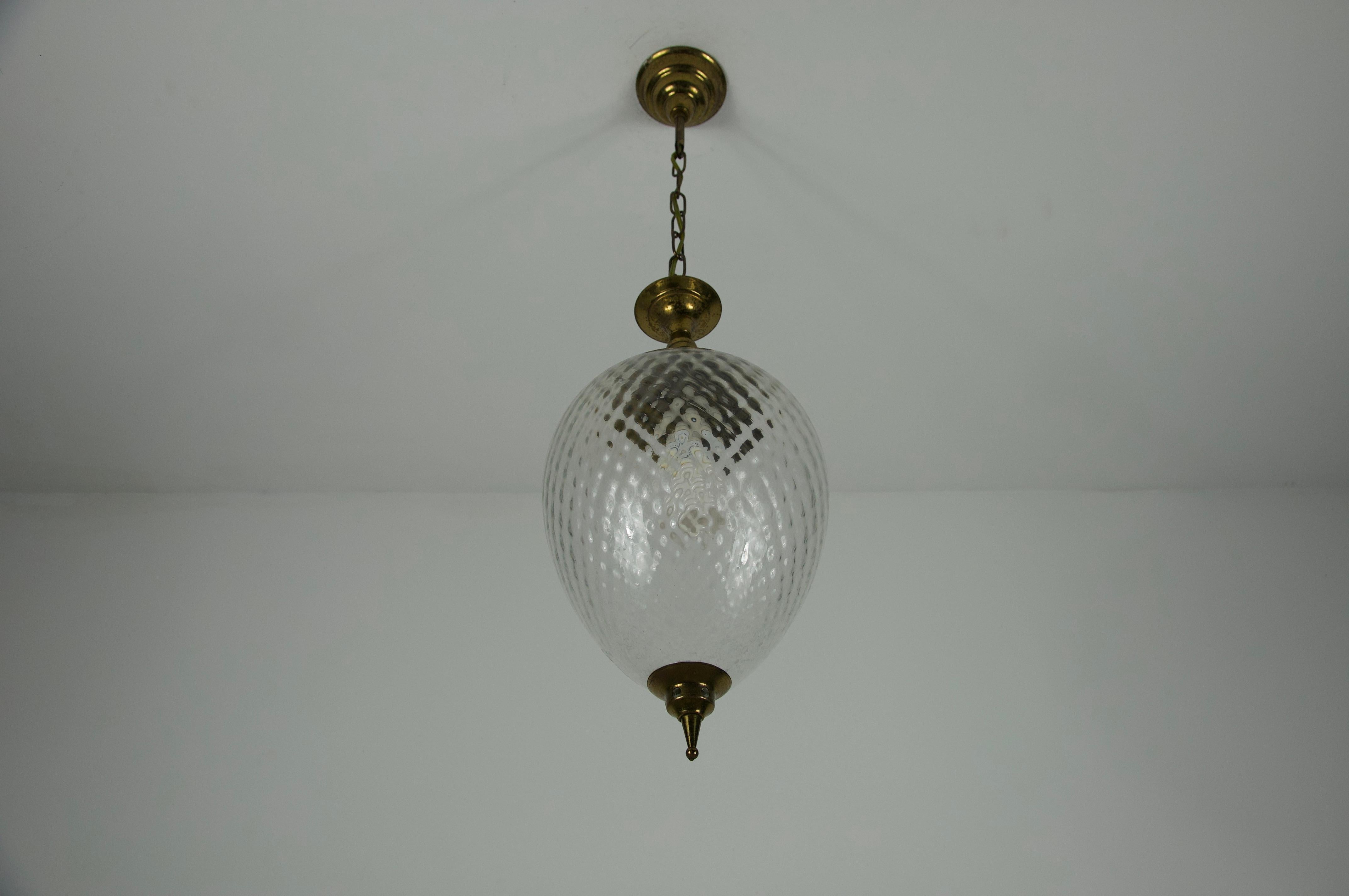 Lámpara colgante de latón y cristal de mediados de siglo, años 60, Italia en venta 3