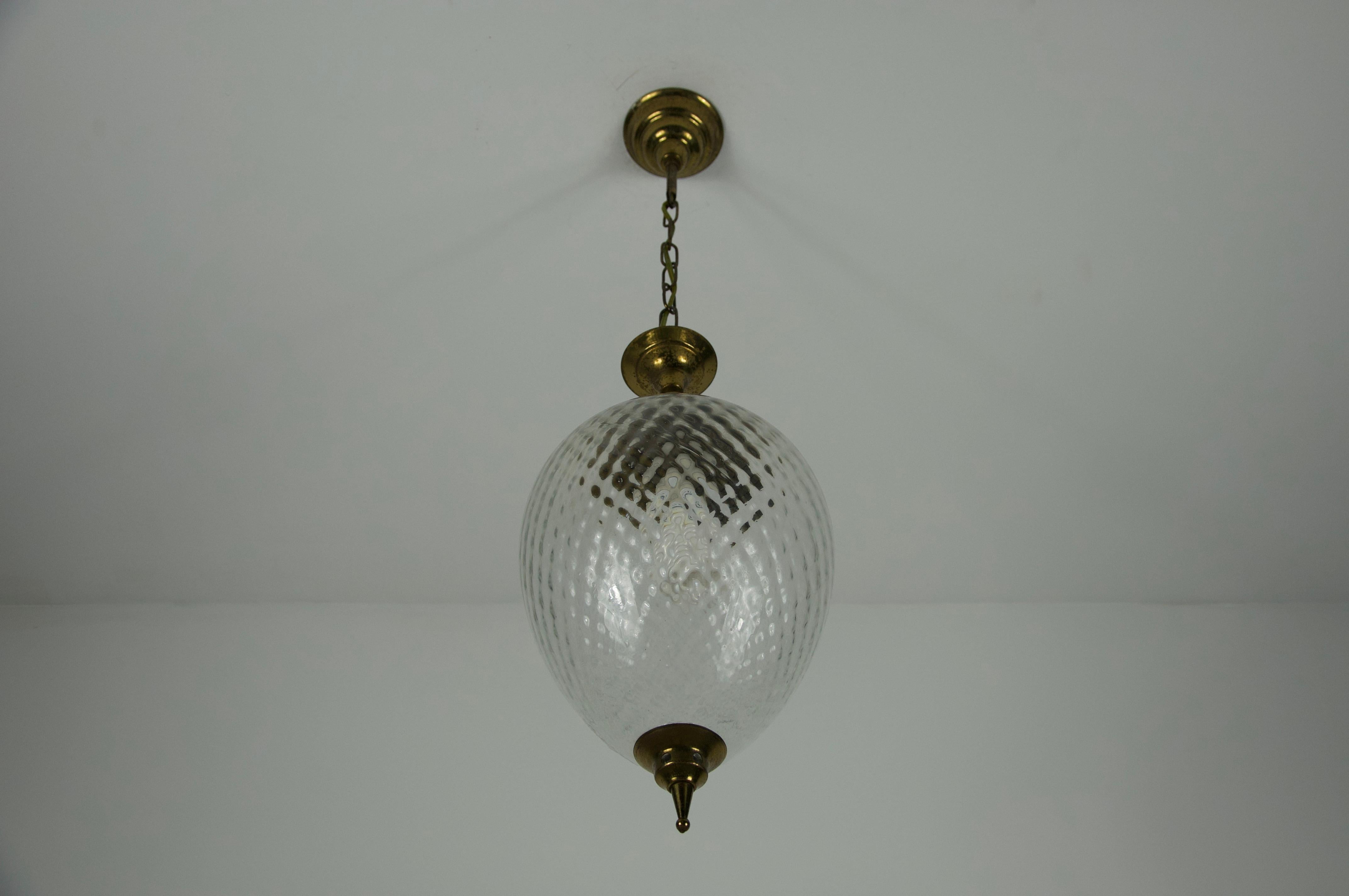 Lámpara colgante de latón y cristal de mediados de siglo, años 60, Italia en venta 4