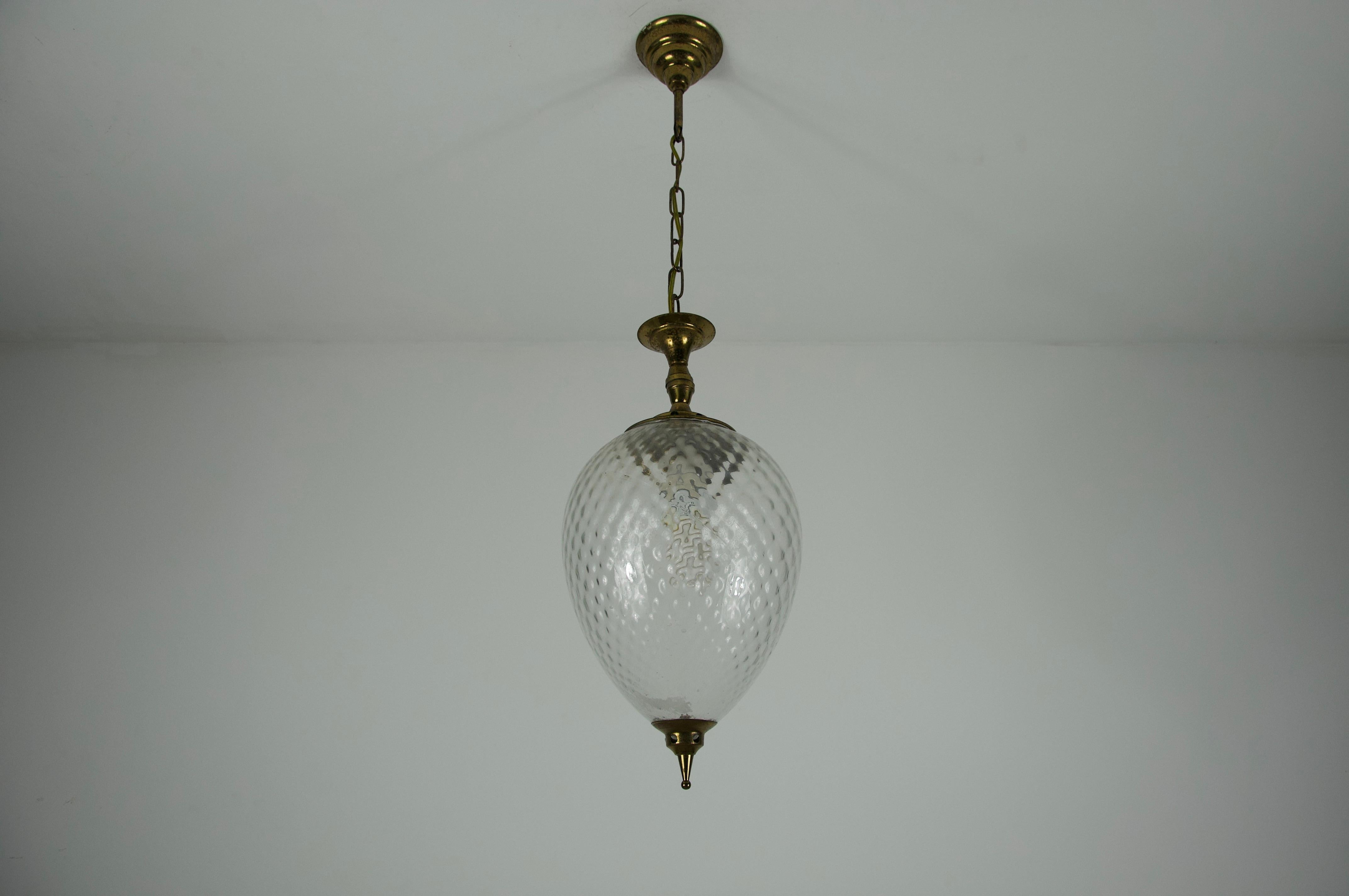 Lámpara colgante de latón y cristal de mediados de siglo, años 60, Italia Moderno de mediados de siglo en venta