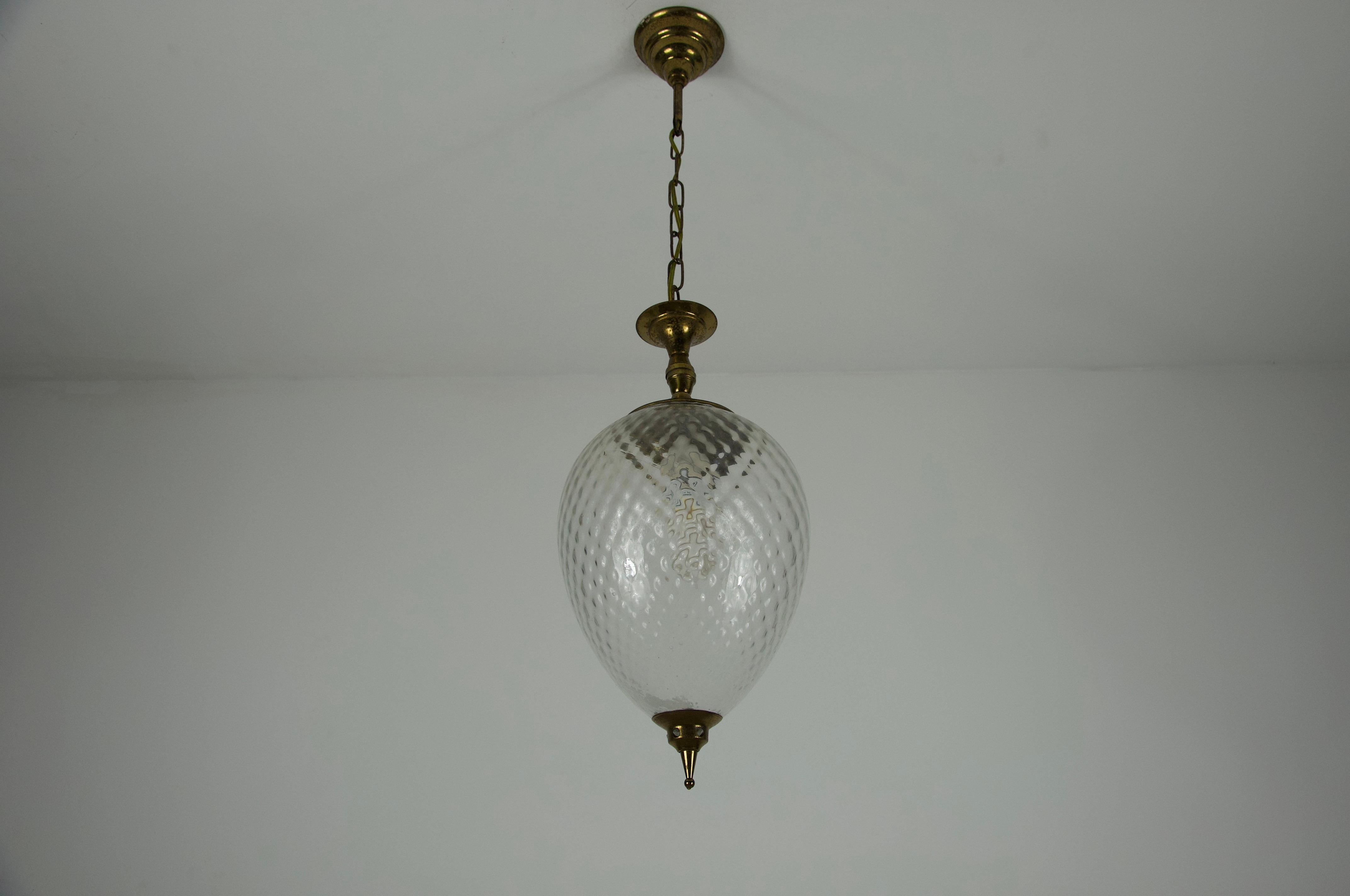 Lámpara colgante de latón y cristal de mediados de siglo, años 60, Italia en venta 1
