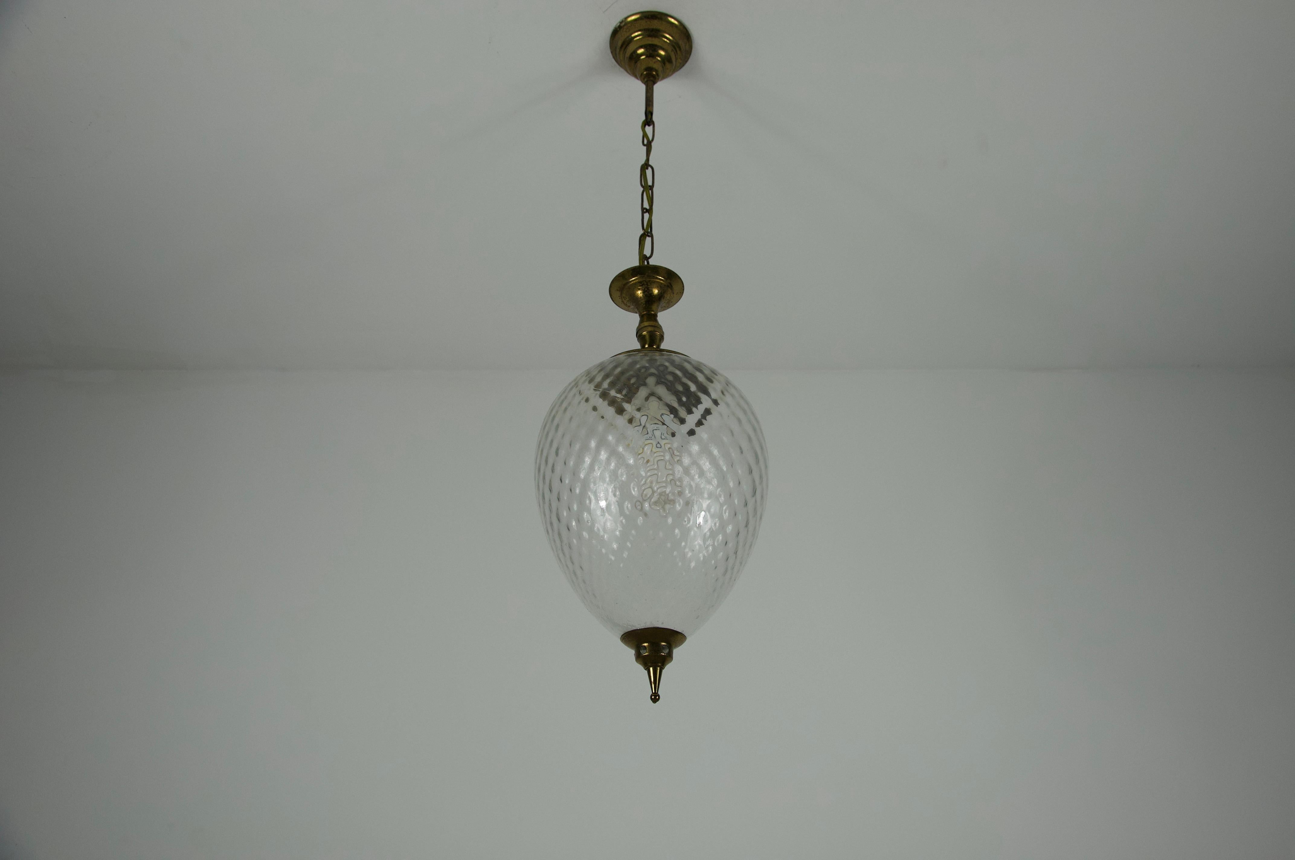 Lámpara colgante de latón y cristal de mediados de siglo, años 60, Italia en venta 2