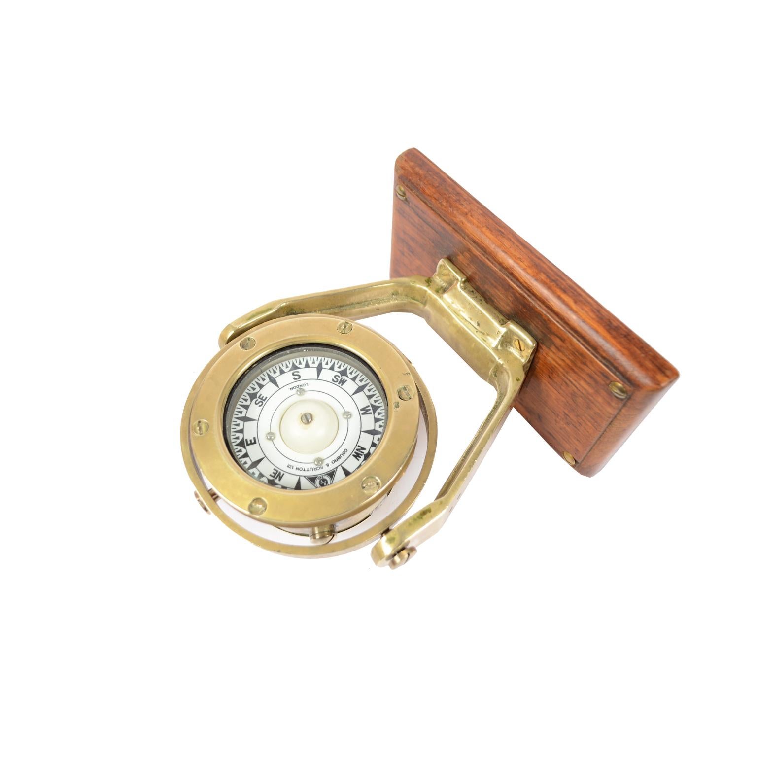 Brass and Glass Nautical Compass on Oak Wooden Board, London, 1860 In Good Condition In Milan, IT