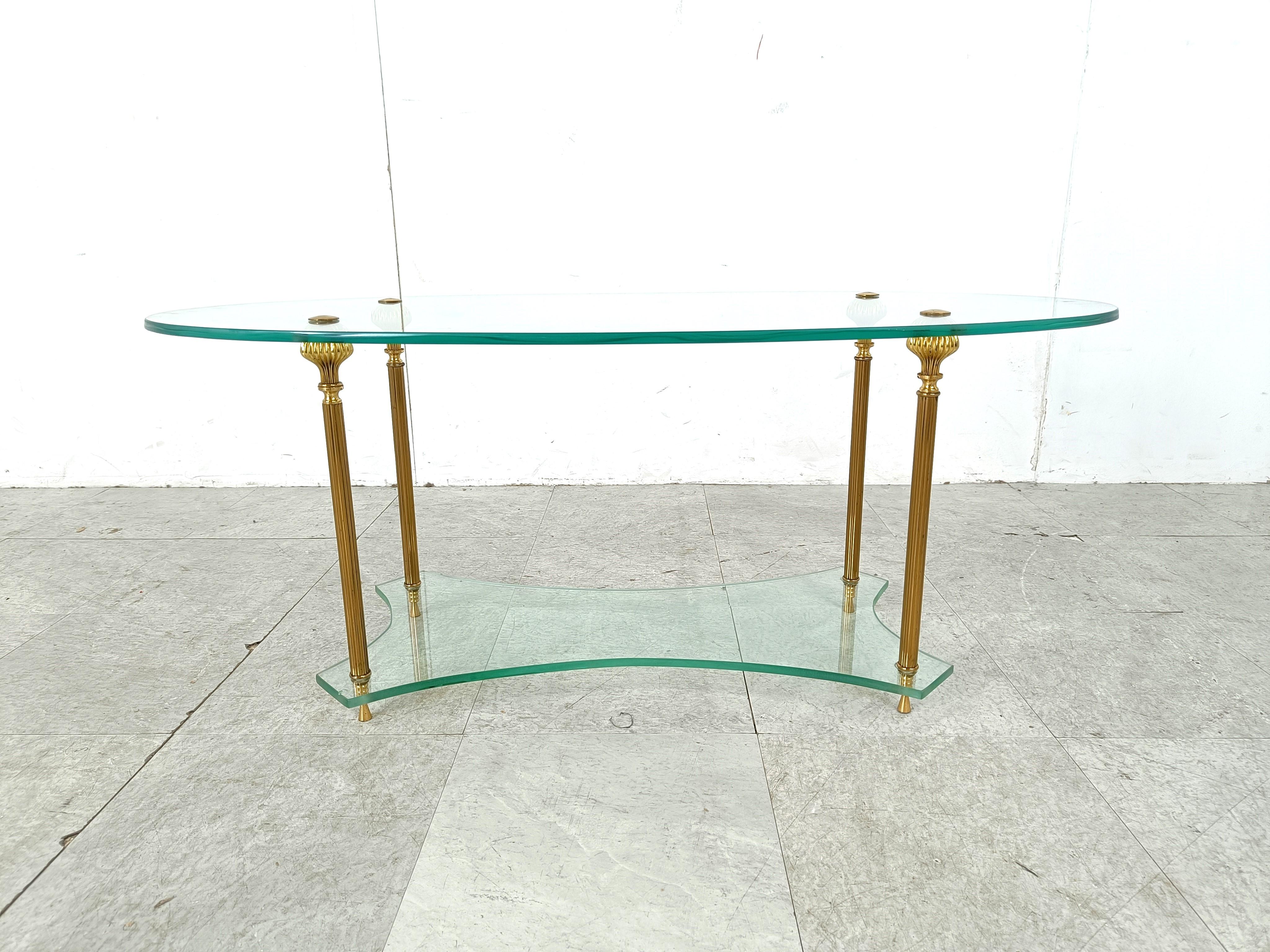 Néoclassique Table basse néoclassique en laiton et verre, années 1970 en vente