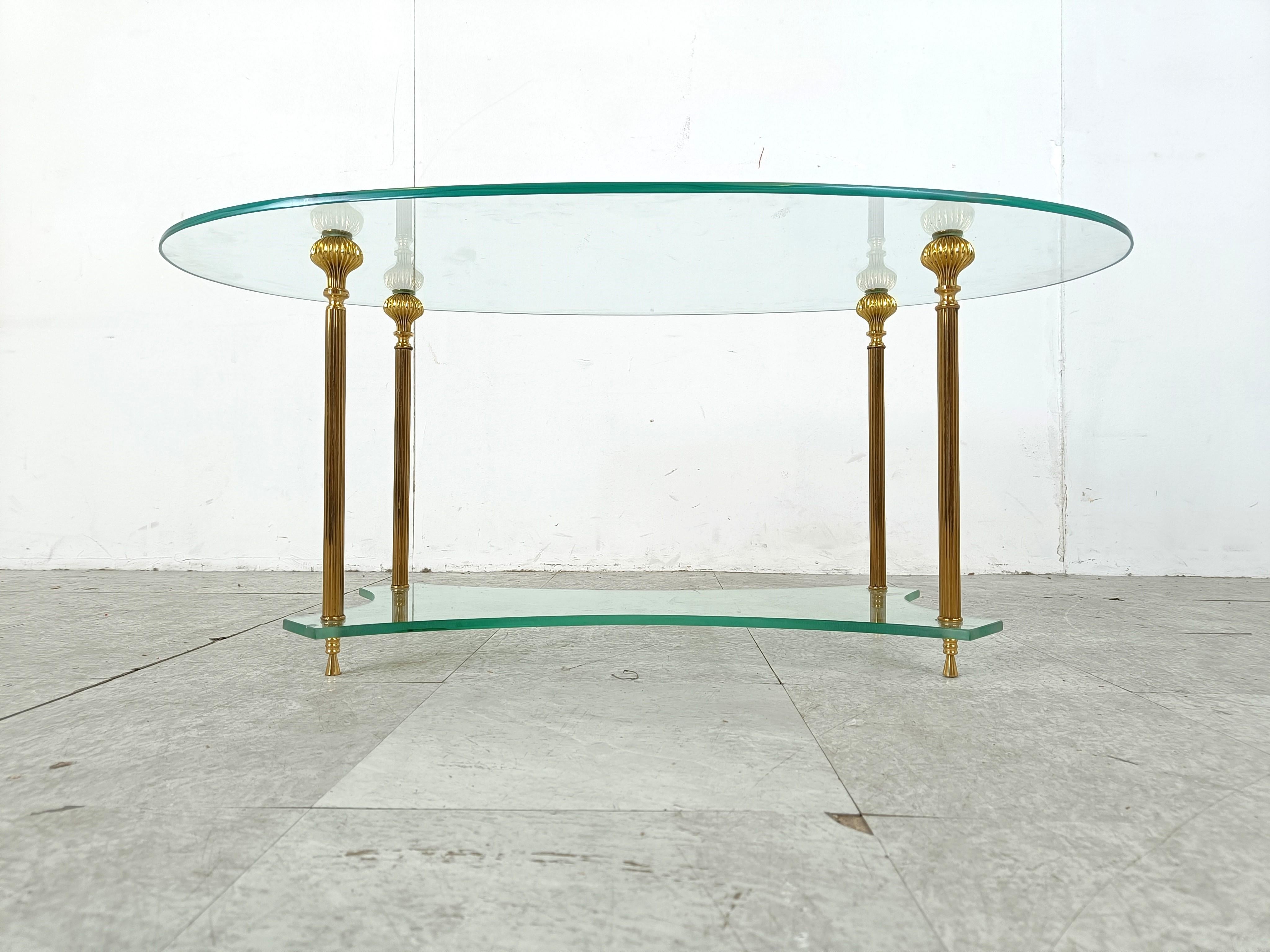 Table basse néoclassique en laiton et verre, années 1970 Bon état - En vente à HEVERLEE, BE