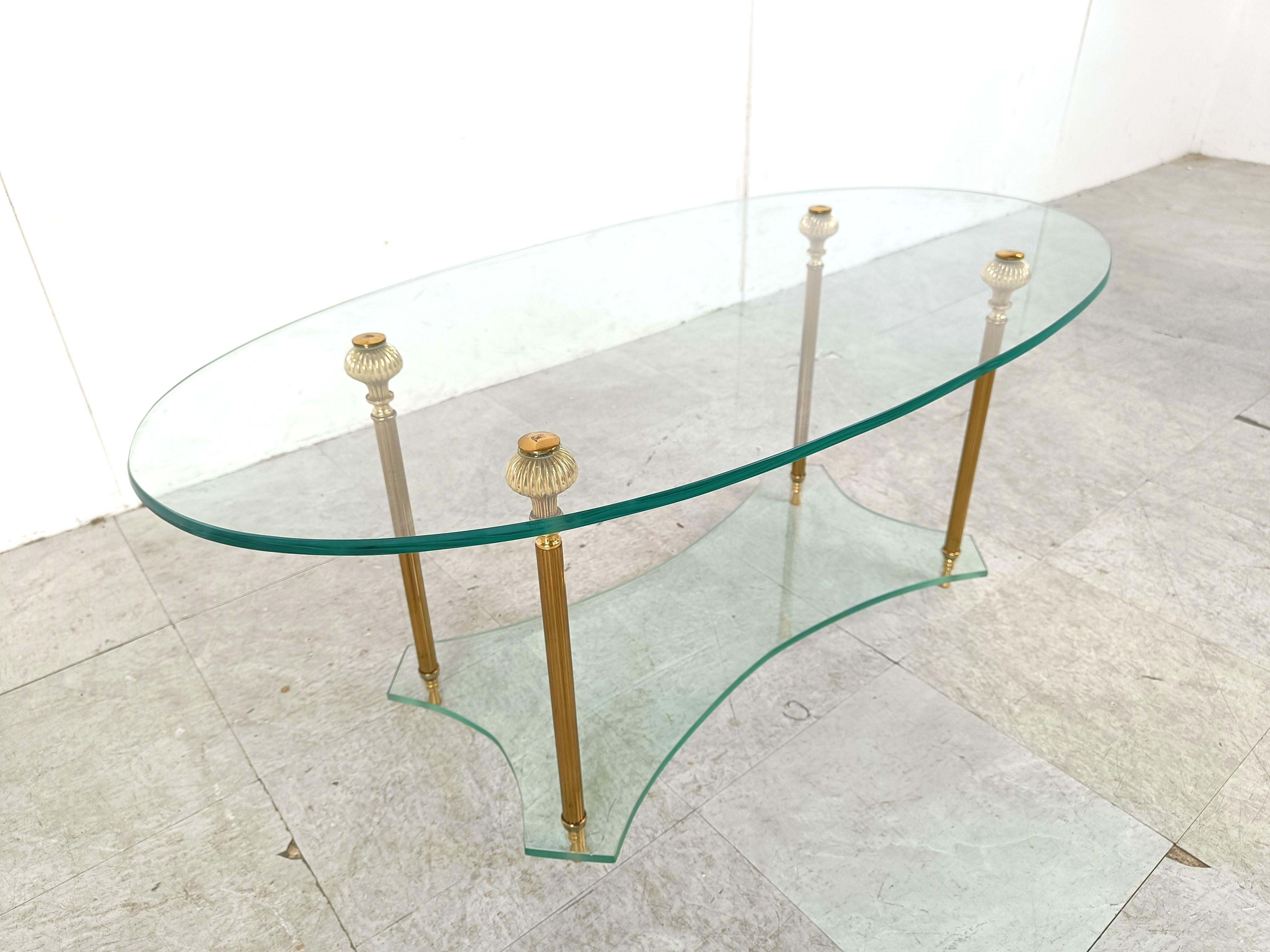Laiton Table basse néoclassique en laiton et verre, années 1970 en vente