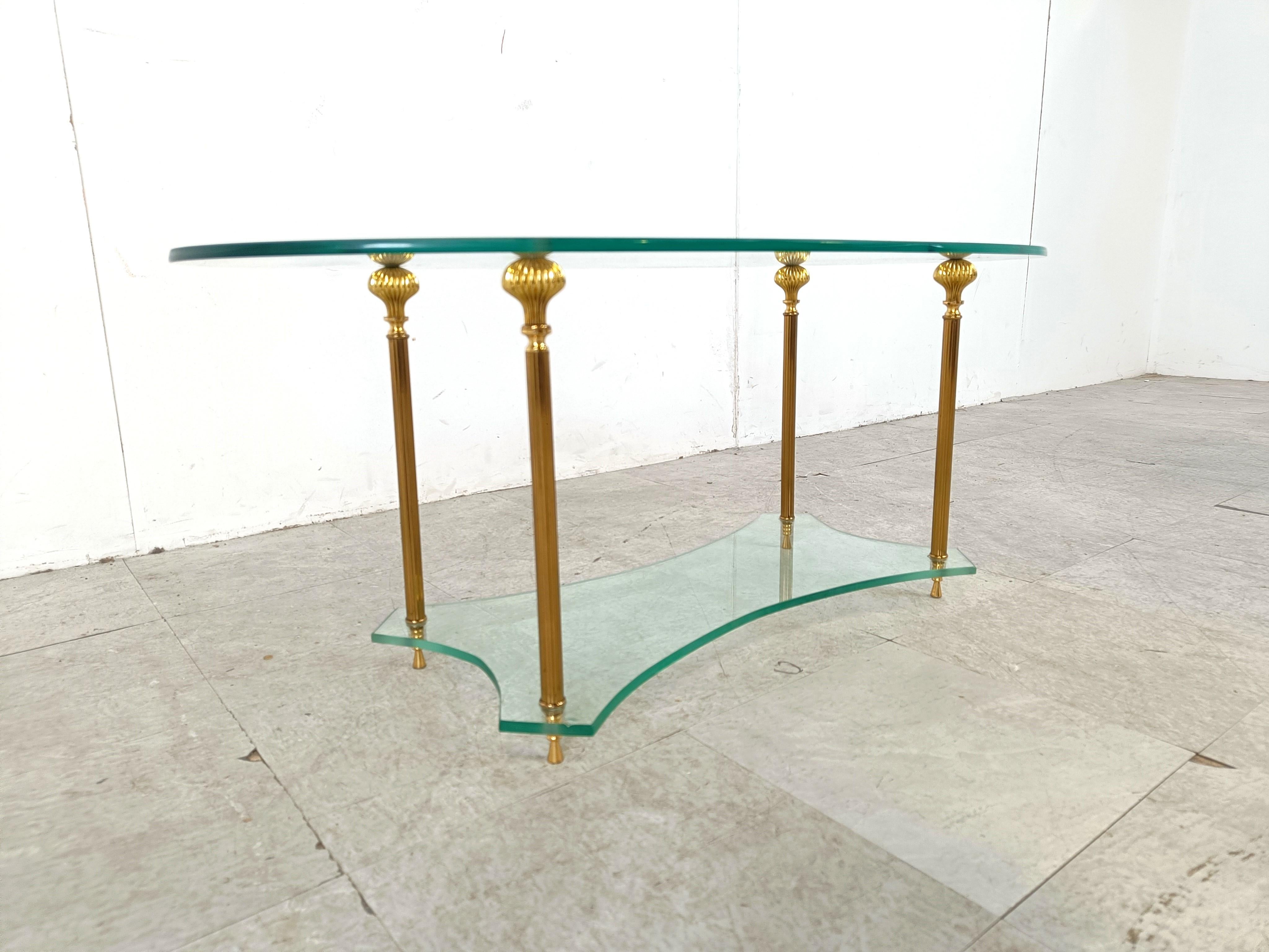 Table basse néoclassique en laiton et verre, années 1970 en vente 1