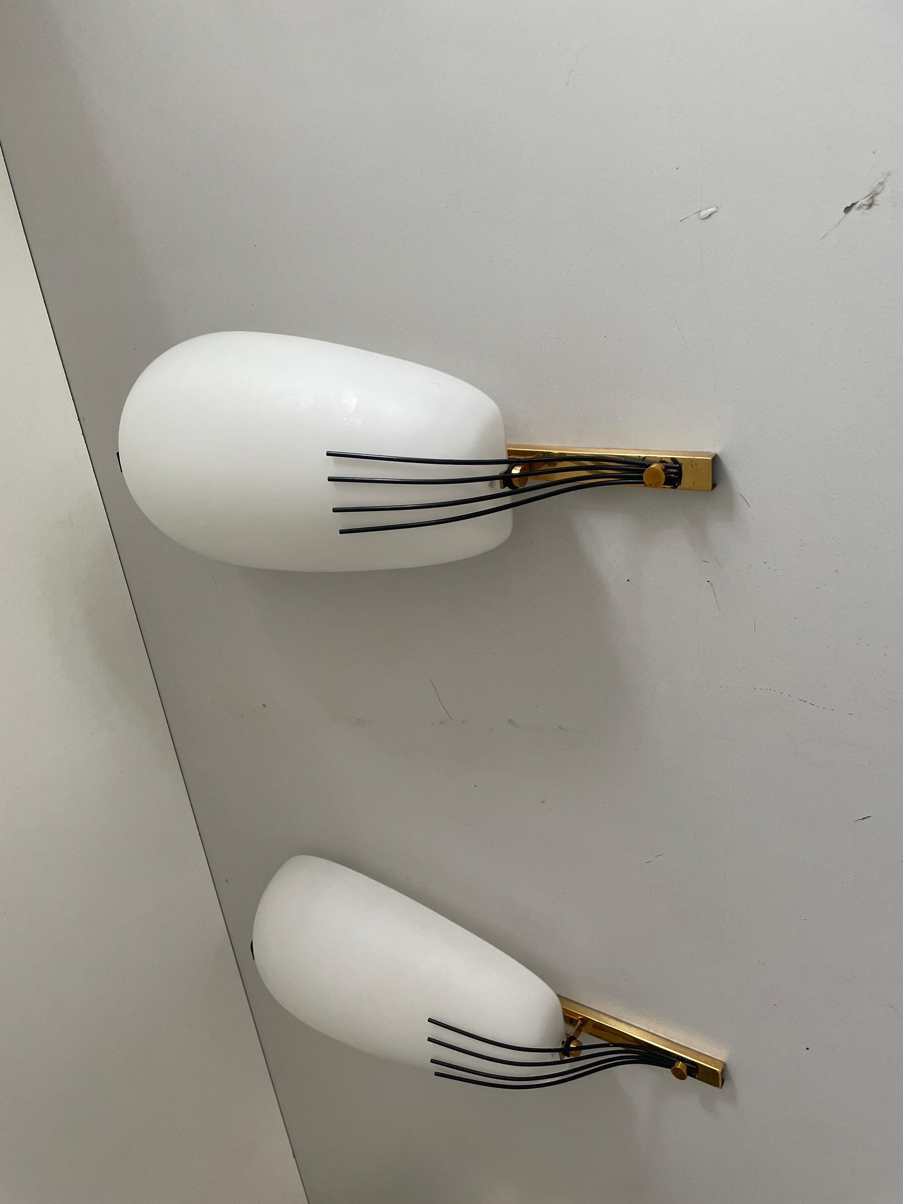 Pareja de candelabros de latón y cristal atribuidos a Stilnovo, 1960, Italia en venta 3