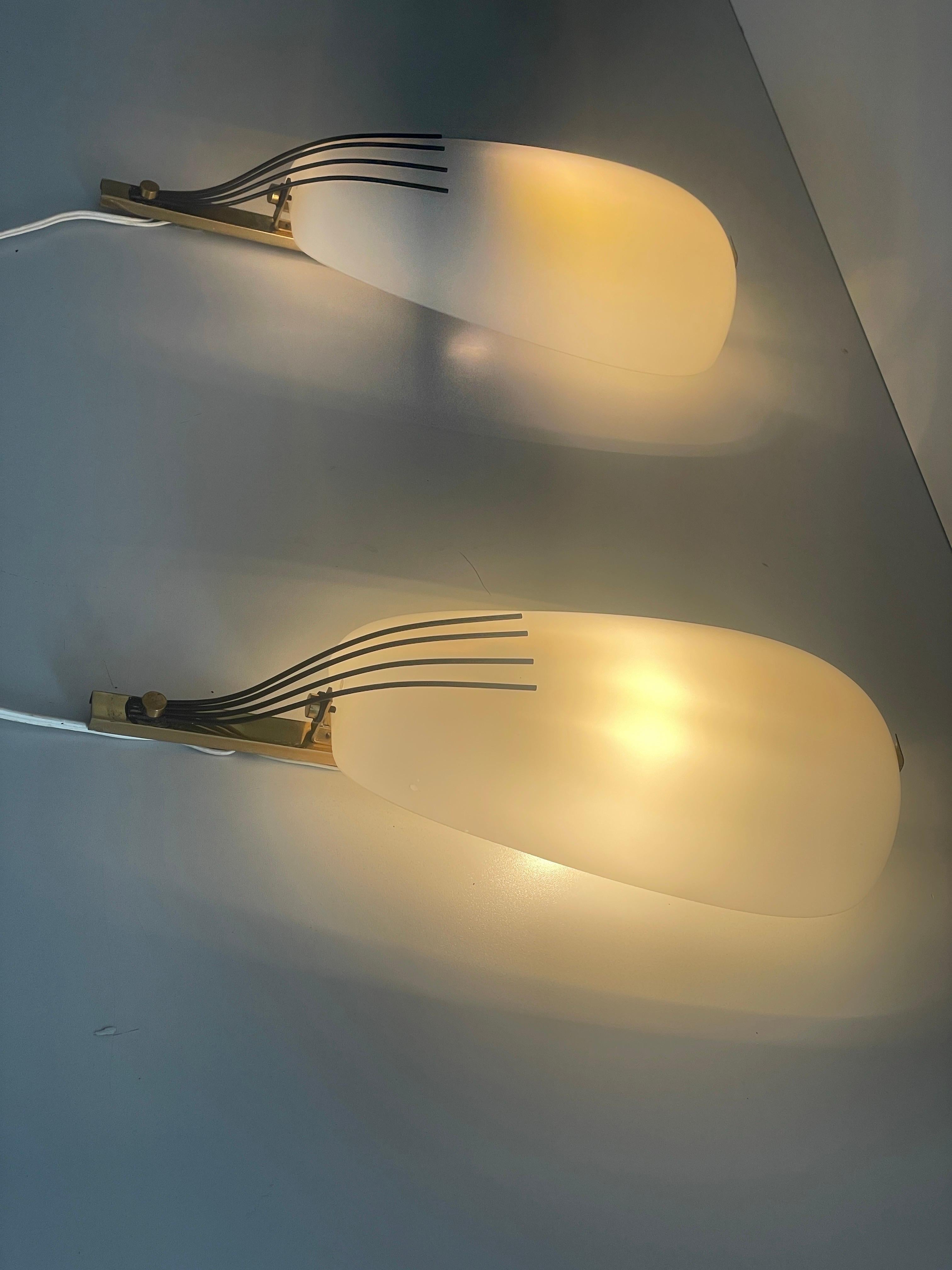 Pareja de candelabros de latón y cristal atribuidos a Stilnovo, 1960, Italia en venta 7