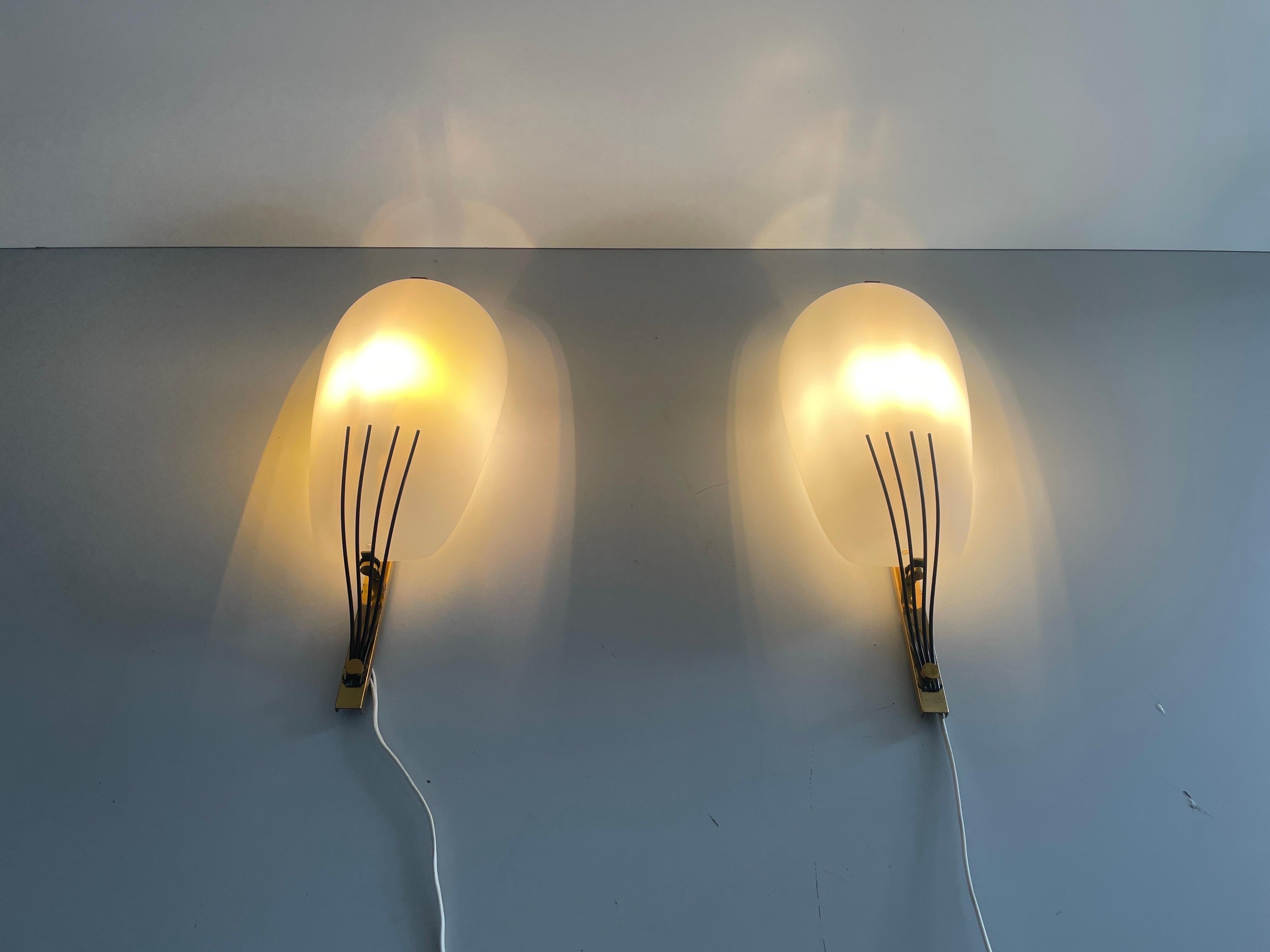 Pareja de candelabros de latón y cristal atribuidos a Stilnovo, 1960, Italia en venta 11