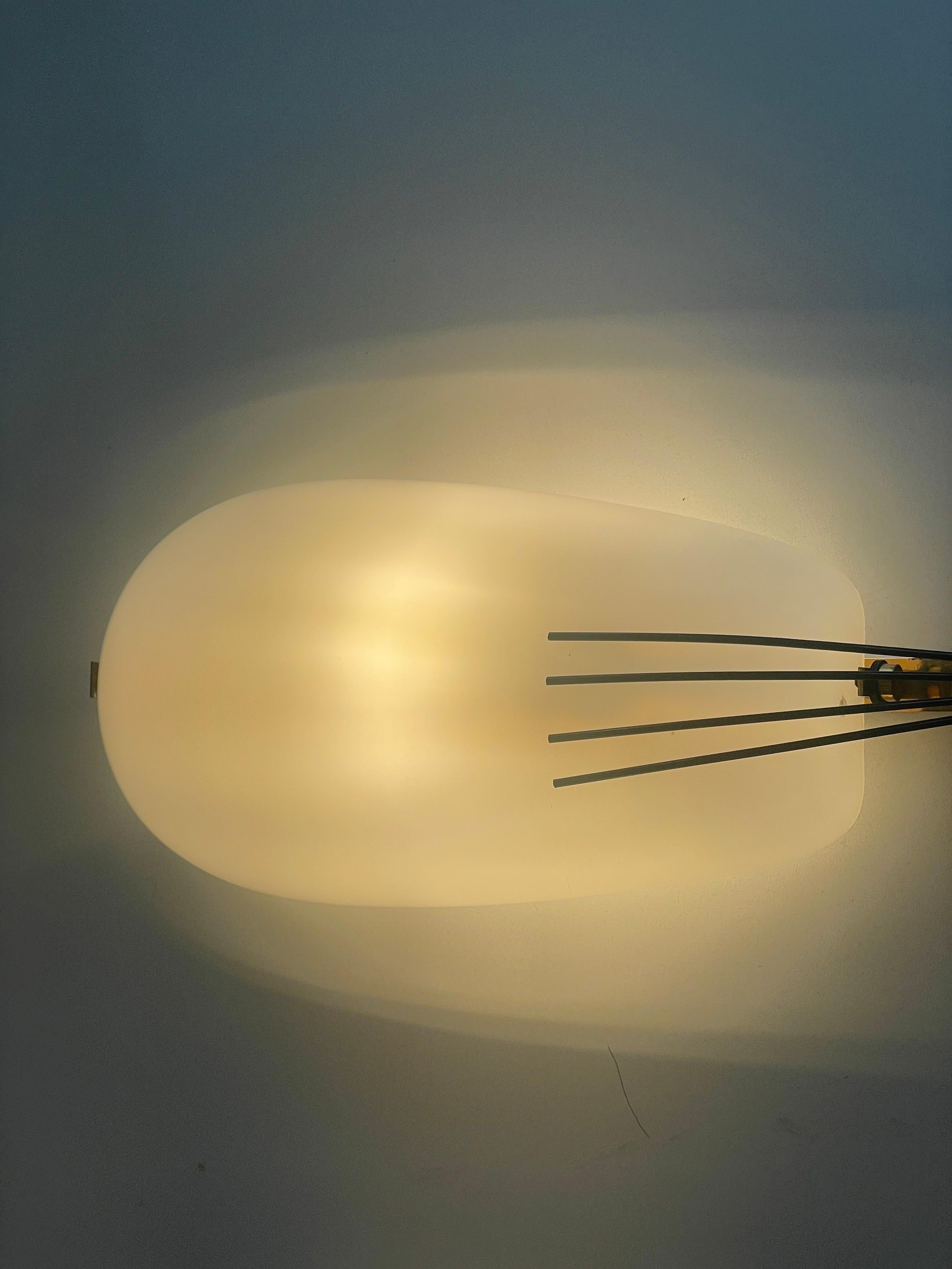 Pareja de candelabros de latón y cristal atribuidos a Stilnovo, 1960, Italia en venta 12