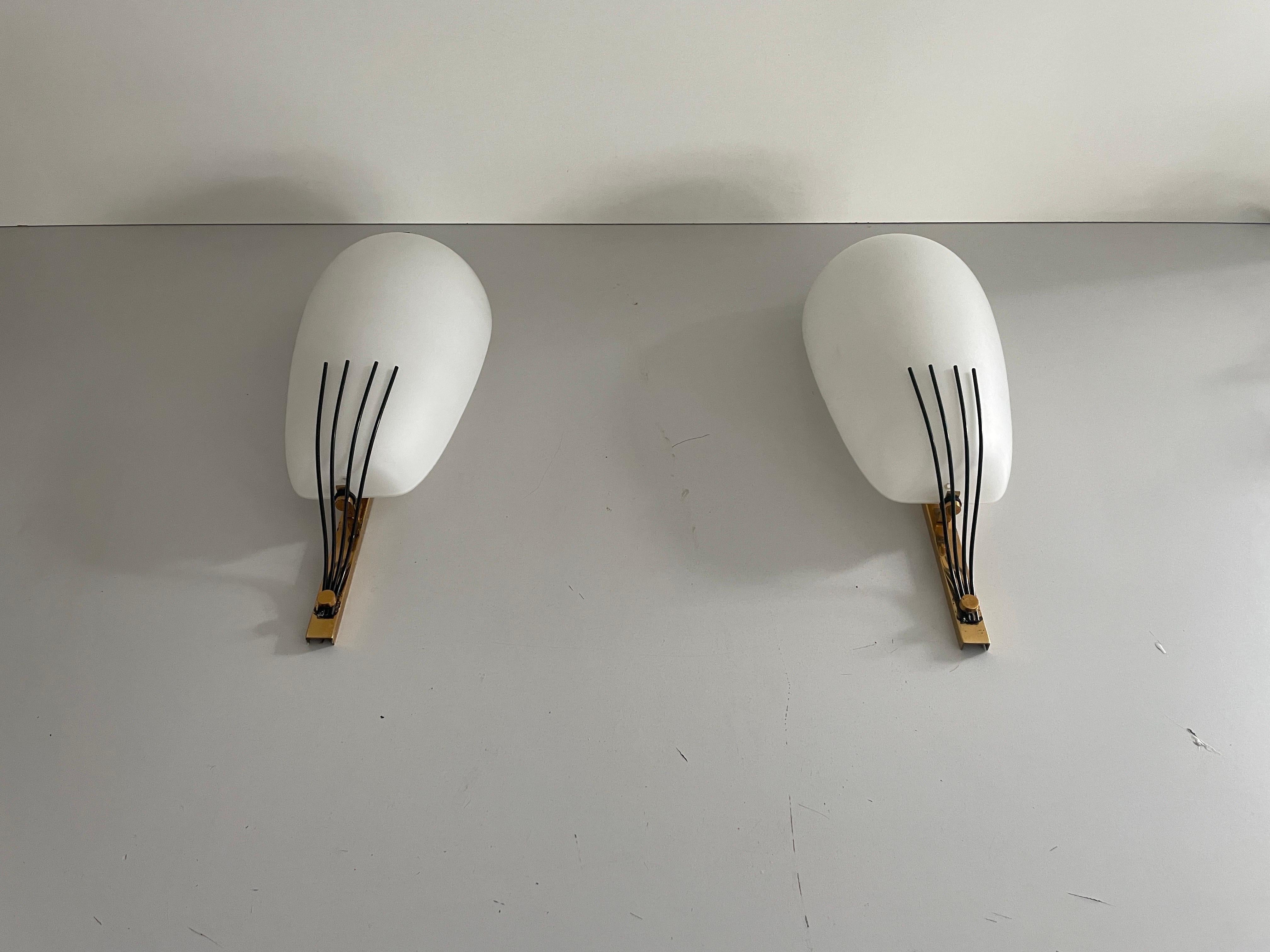 Pareja de candelabros de latón y cristal atribuidos a Stilnovo, 1960, Italia

Elegantes apliques raros de alta calidad.

Las lámparas están en muy buen estado vintage.
Desgaste propio de la edad y el uso

Estas lámparas funcionan con bombillas